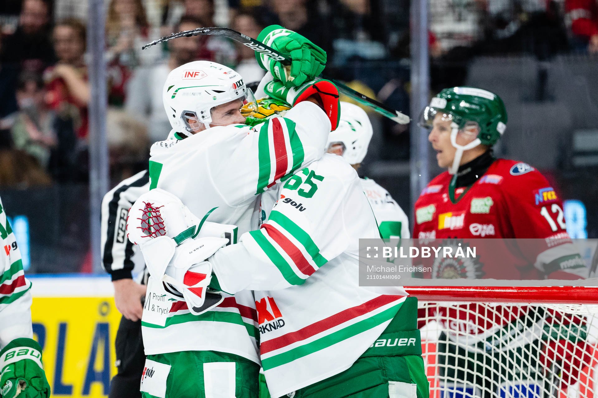 Rögles Erlend Lesund och målvakt Christoffer Rifalk jublar