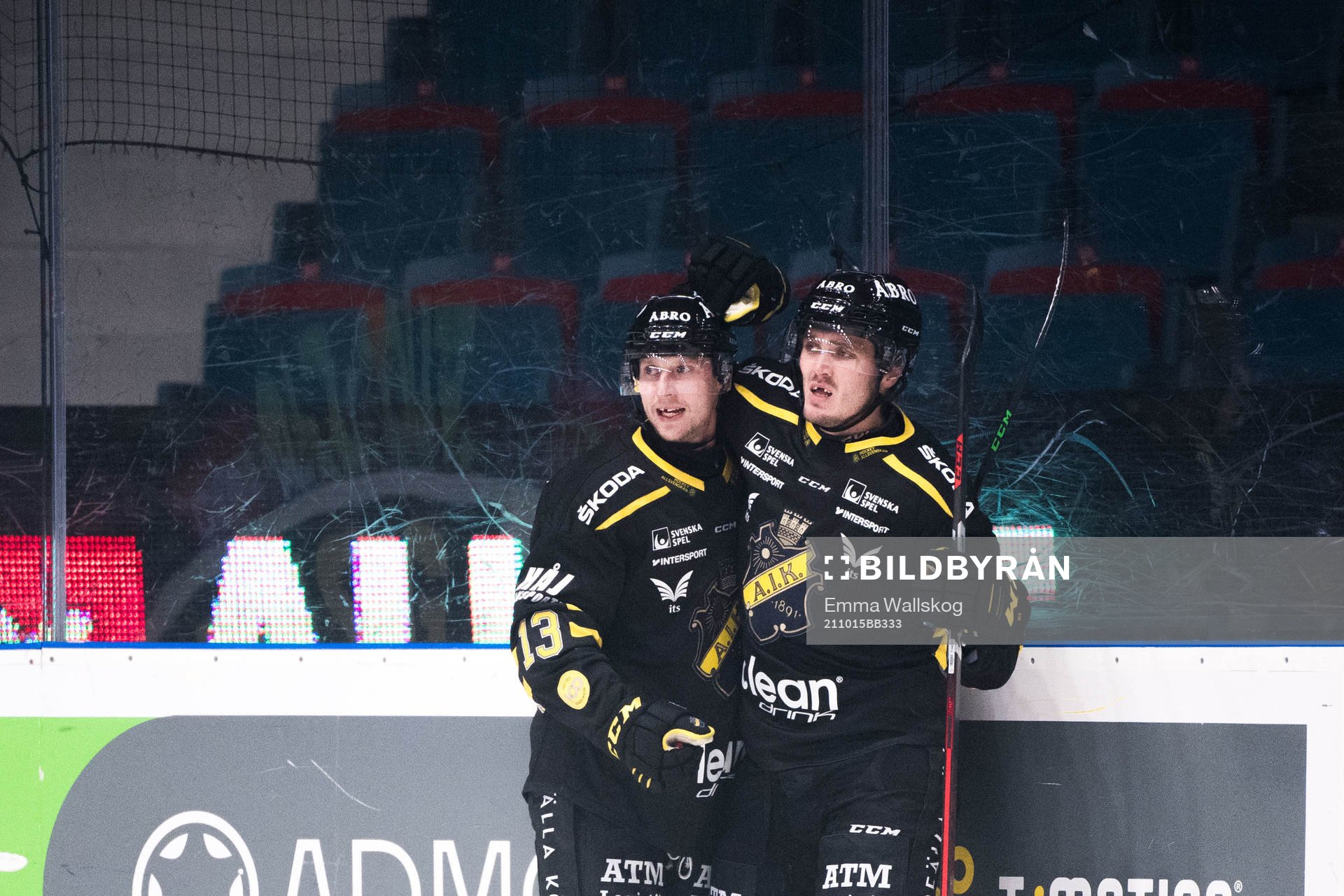 s Axel Wemmenborn och Max Lindholm jublar