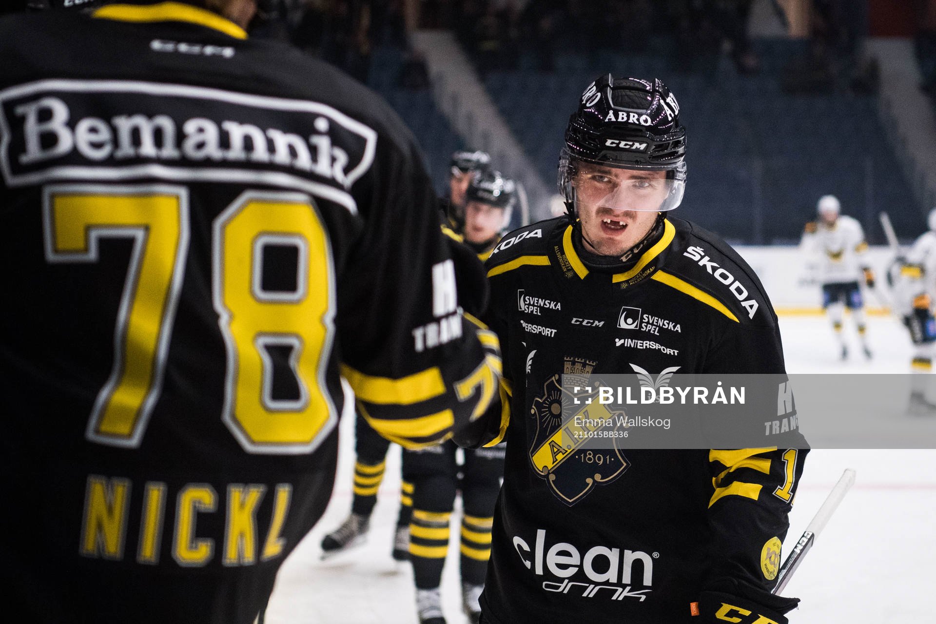 s Max Lindholm jublar