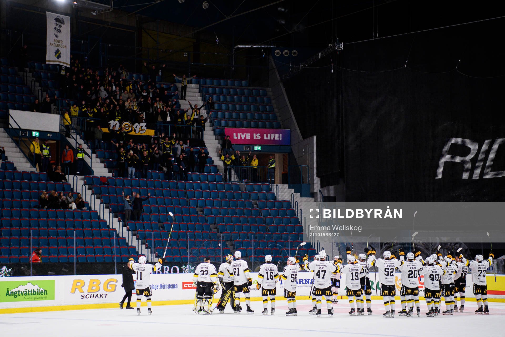 Västerås spelare jublar med supportar