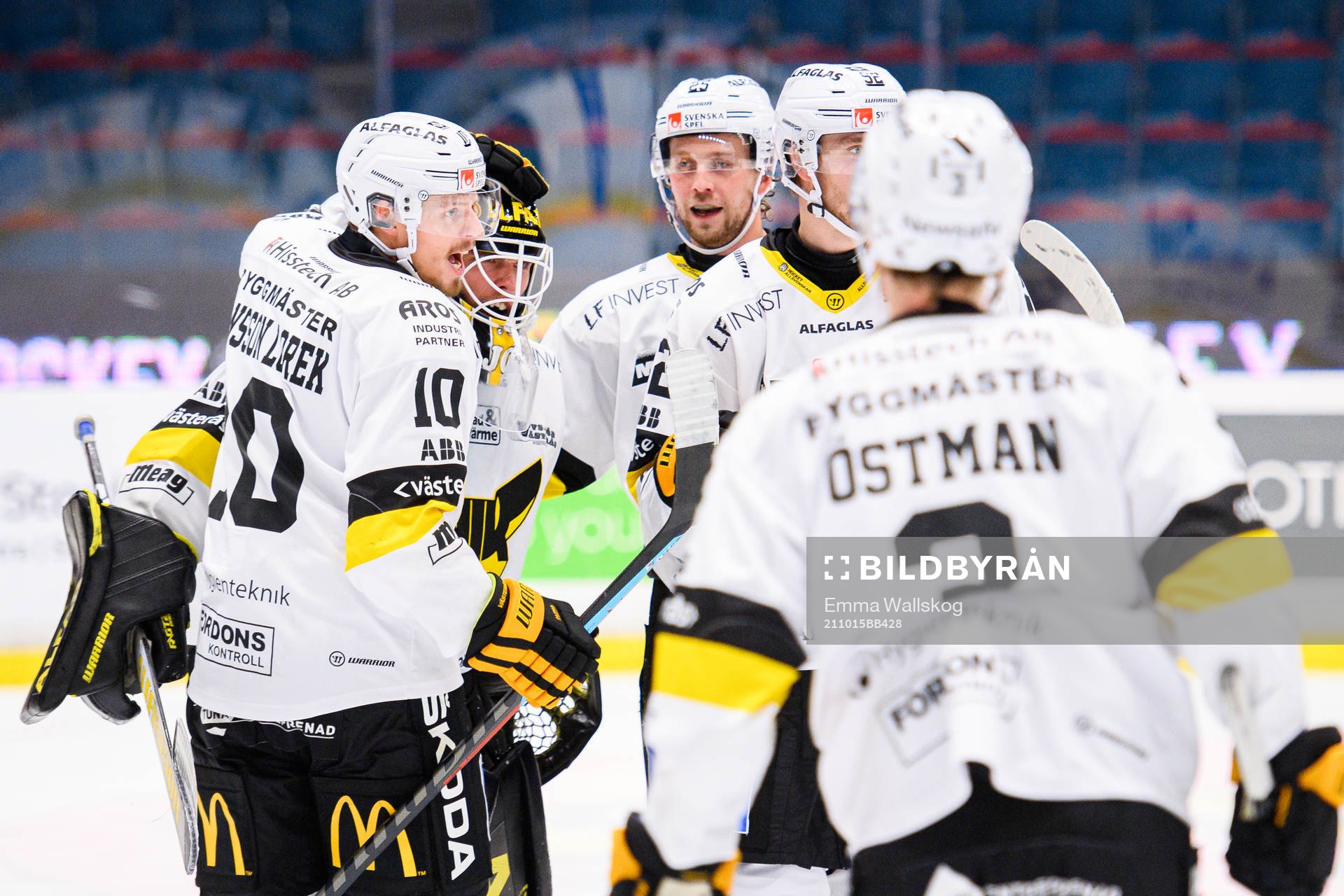 Västerås spelare jublar med målvakt Johan Gustafsson