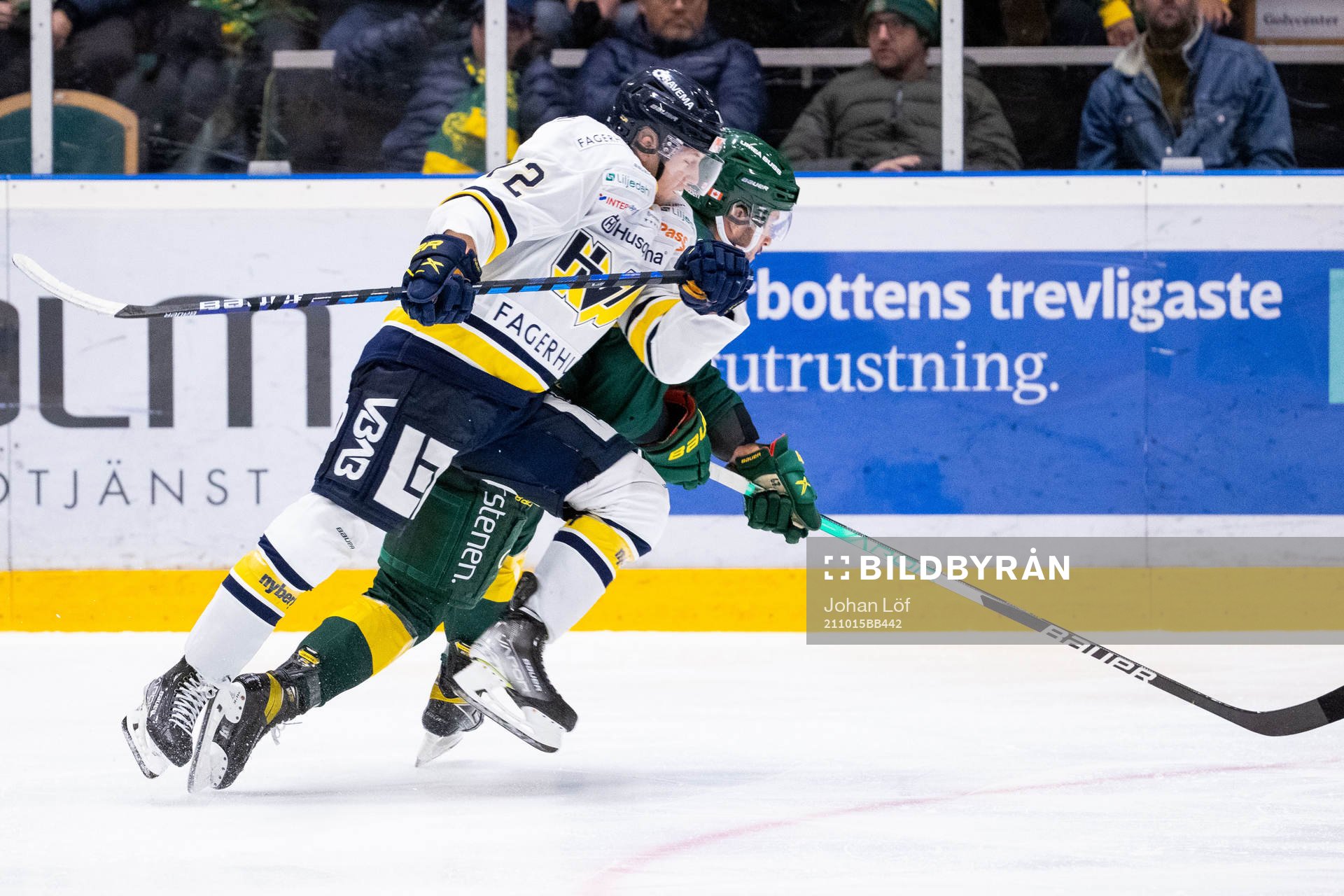 s Jonathan Davidsson tacklar Björklövens Francis Perron