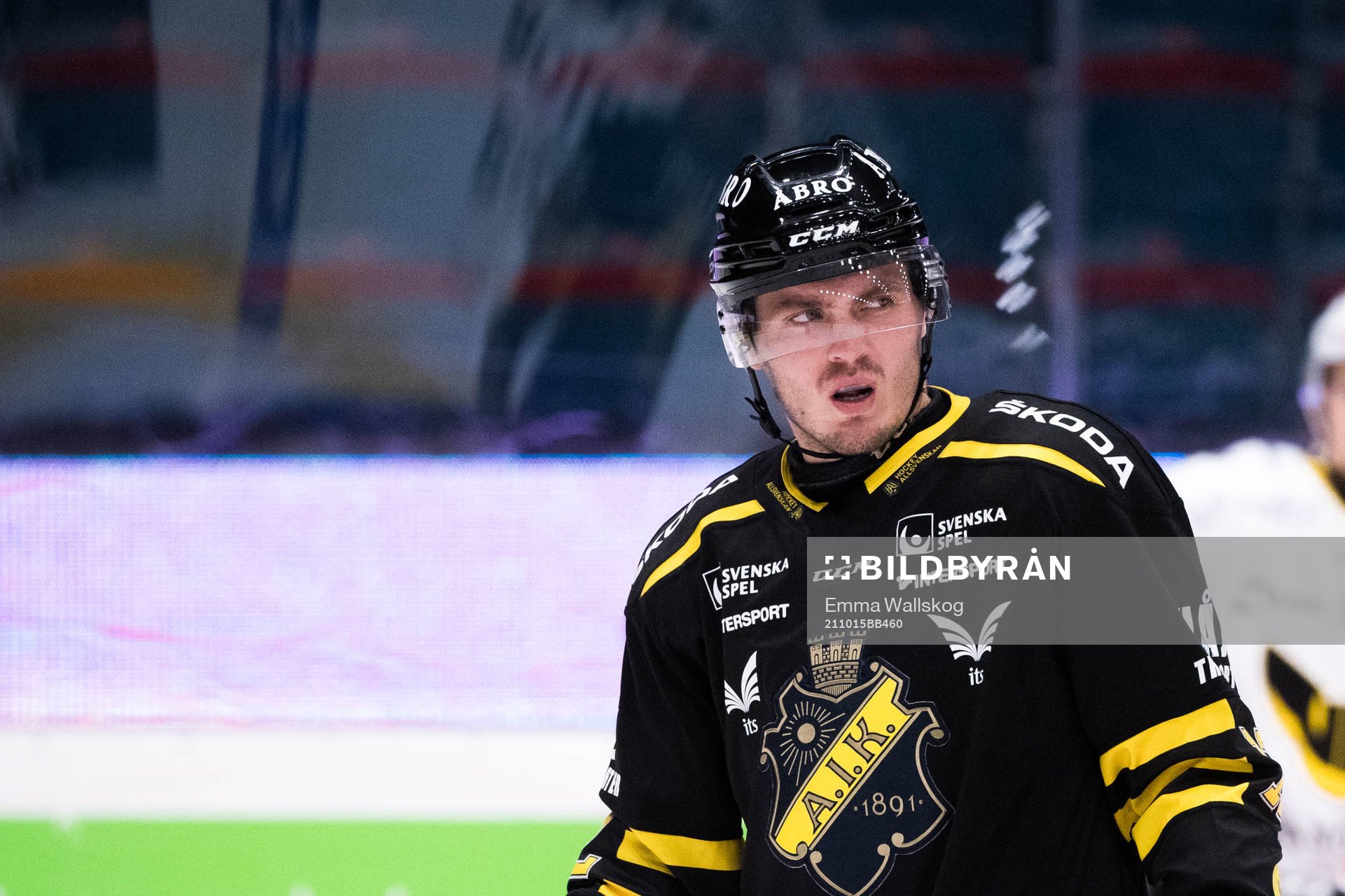 s Max Lindholm deppar