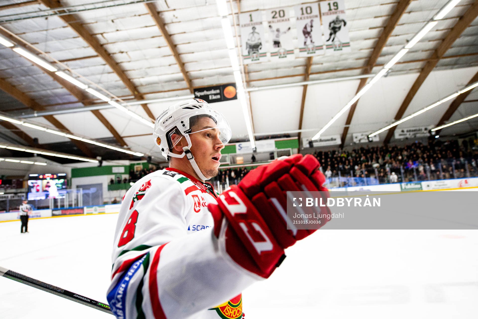 Moras Robin Johansson jublar