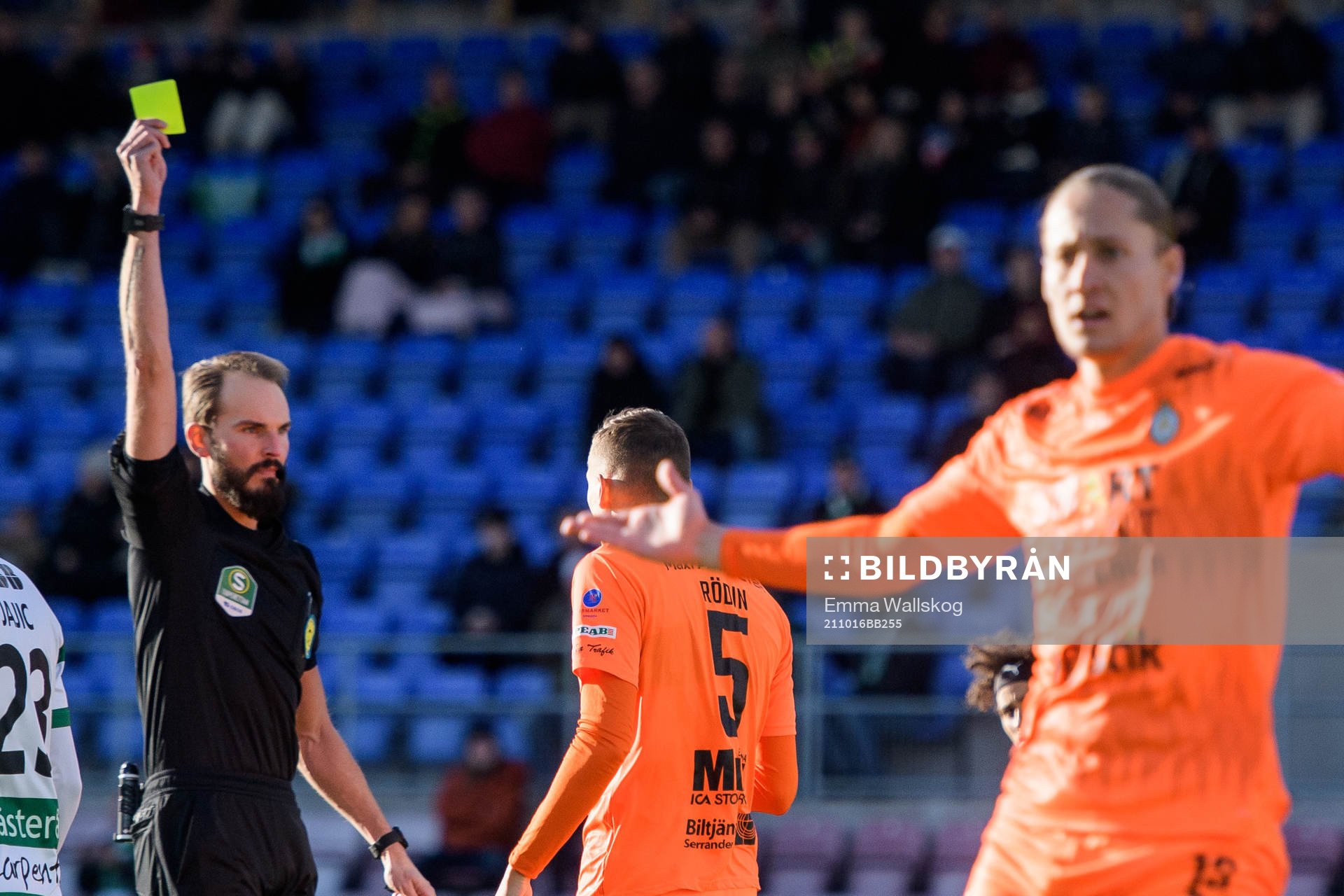 AFC Eskilstunas Pontus Rödin tilldelas ett gult kort av