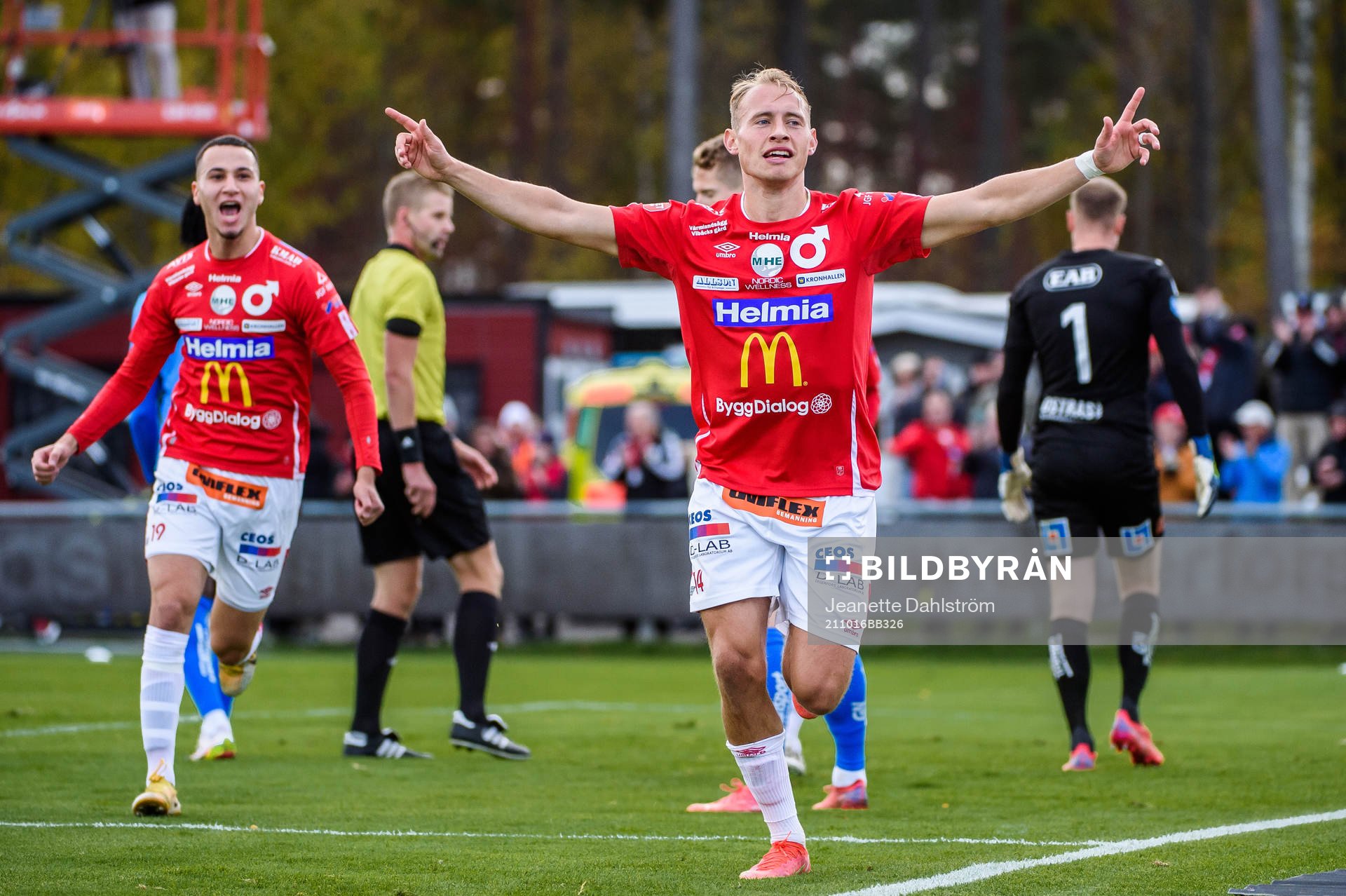 Degerfors Villiam Dahlström jublar efter 2-1 under fotbollsmatchen i Allsvenskan mellan Degerfors och Halmstad den 16 oktober 2021 i Degerfors.
