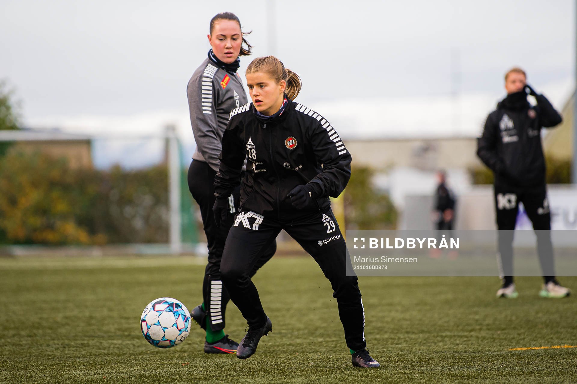 Mali Motrøen Trøan of Fløya warms up