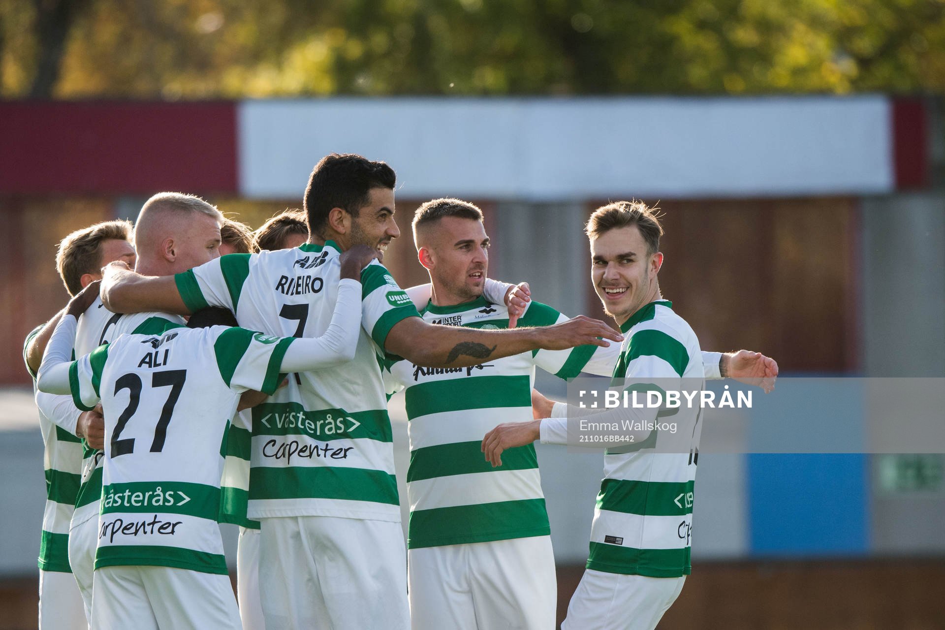 Västerås jublar efter 1-0 av Emil Skogh under fotbollsmatchen i Superettan mellan AFC Eskilstuna och Västerås SK den 16 oktober 2021 i Eskilstuna.