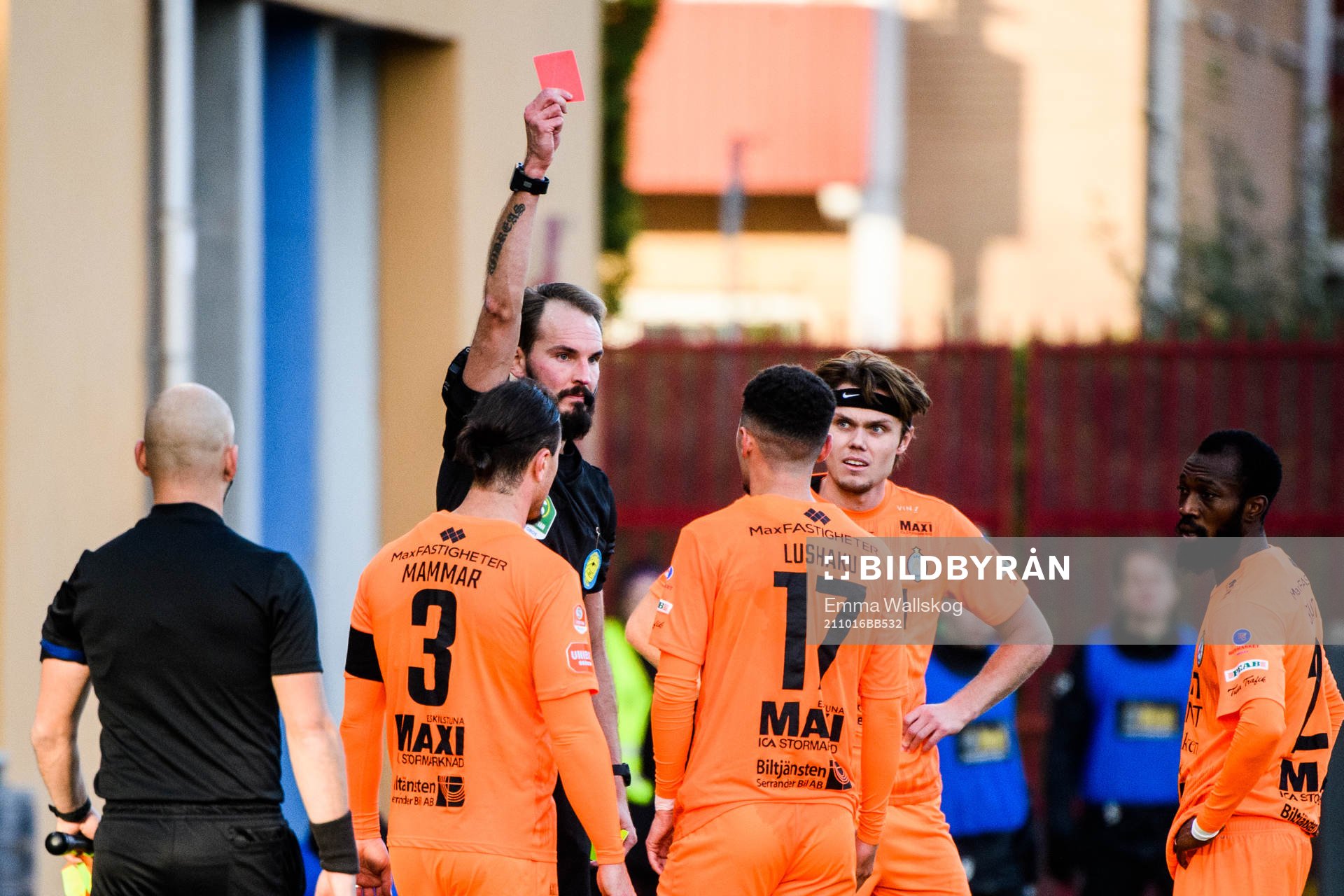 AFC Eskilstunas Ismet Lushaku får ett rött kort av domare Andreas Dufva-Johansson under fotbollsmatchen i Superettan mellan AFC Eskilstuna och Västerås SK den 16 oktober 2021 i Eskilstuna.