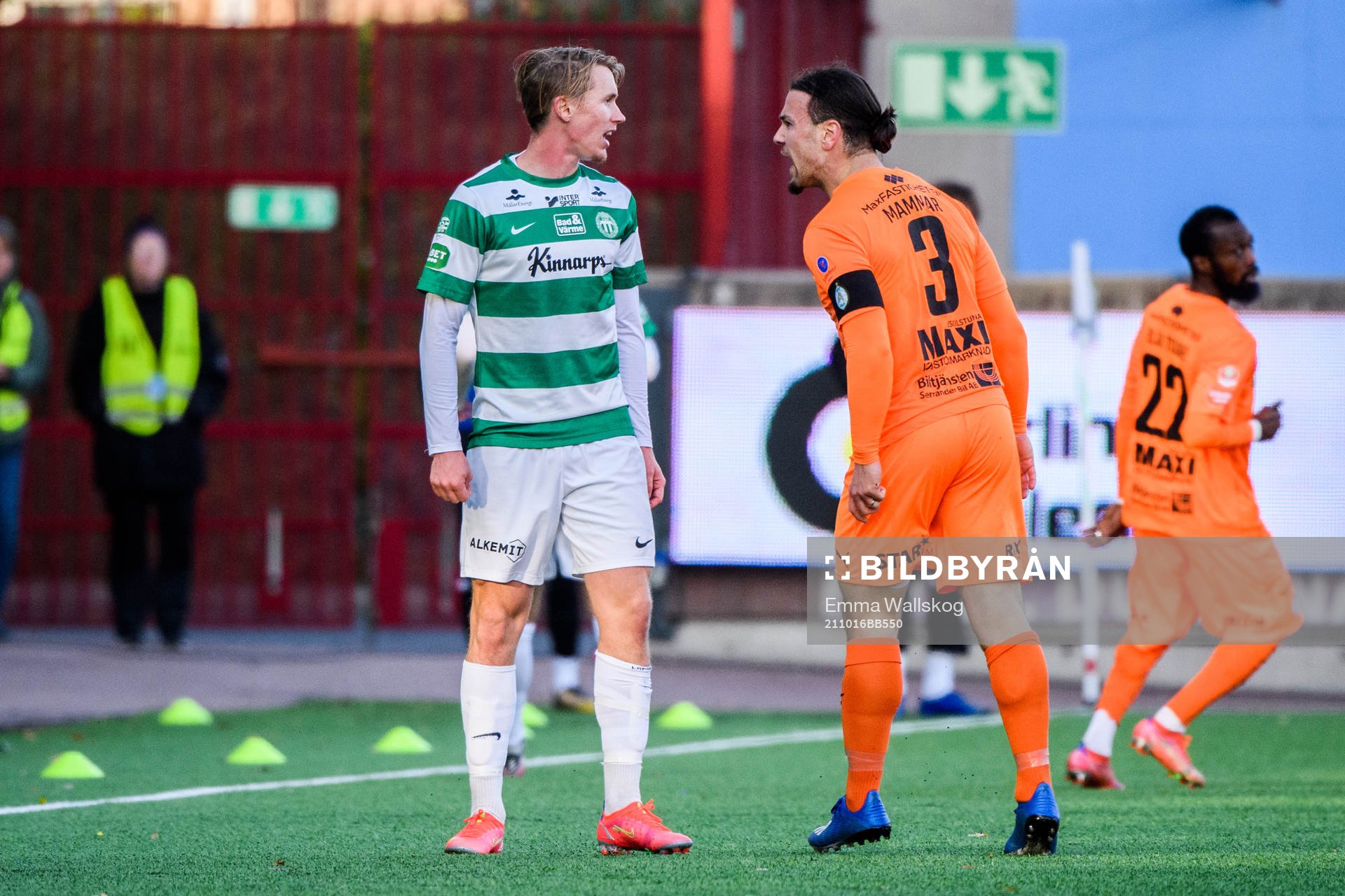 Västerås Emil Skogh och AFC Eskilstunas Abdelkarim Mammar