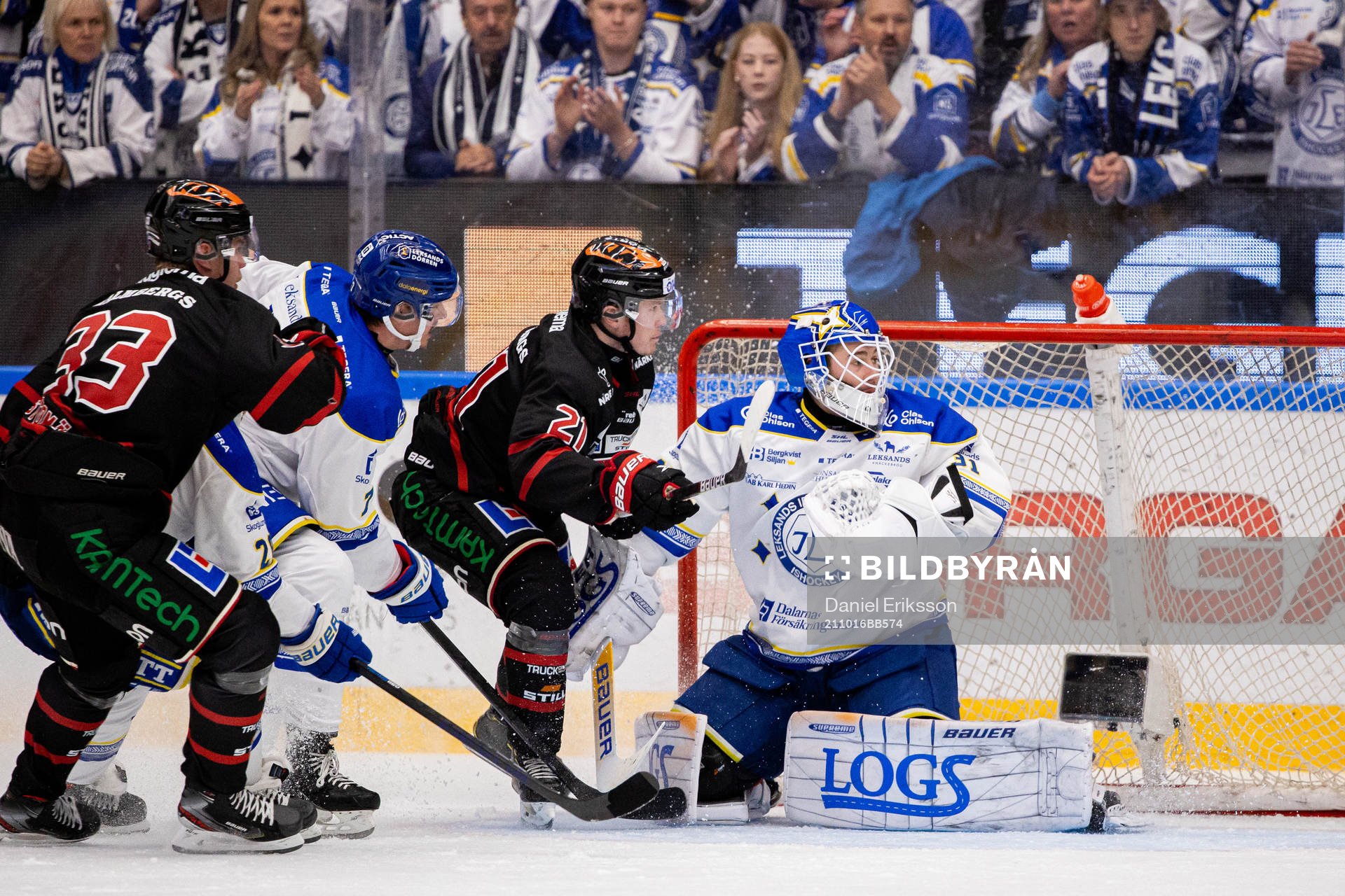 Örebros Linus Öberg oroar framför Leksands målvakt