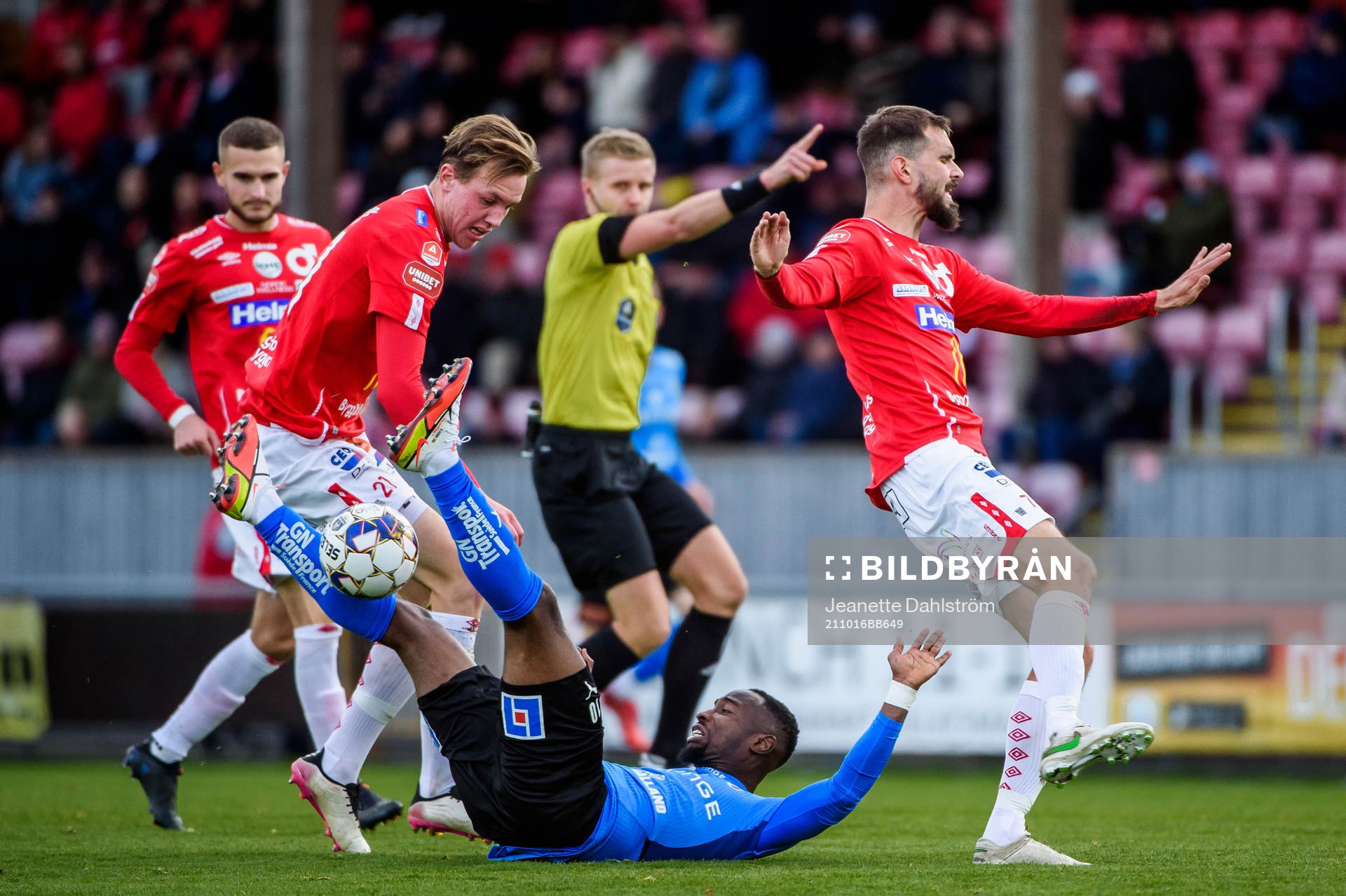 Degerfors Sebastian Olsson och Adam Carlén i en duell med