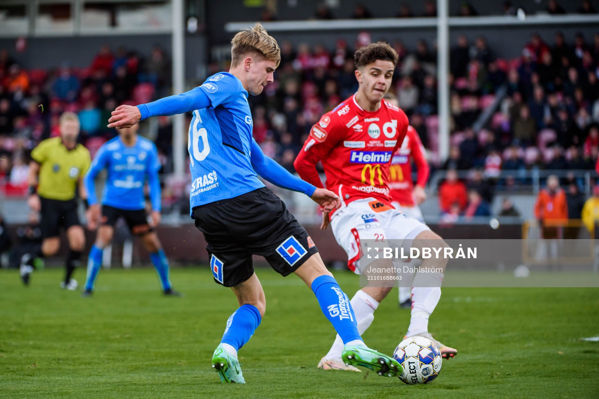 Halmstads Erik Ahlstrand och Degerfors Justin Salmon
