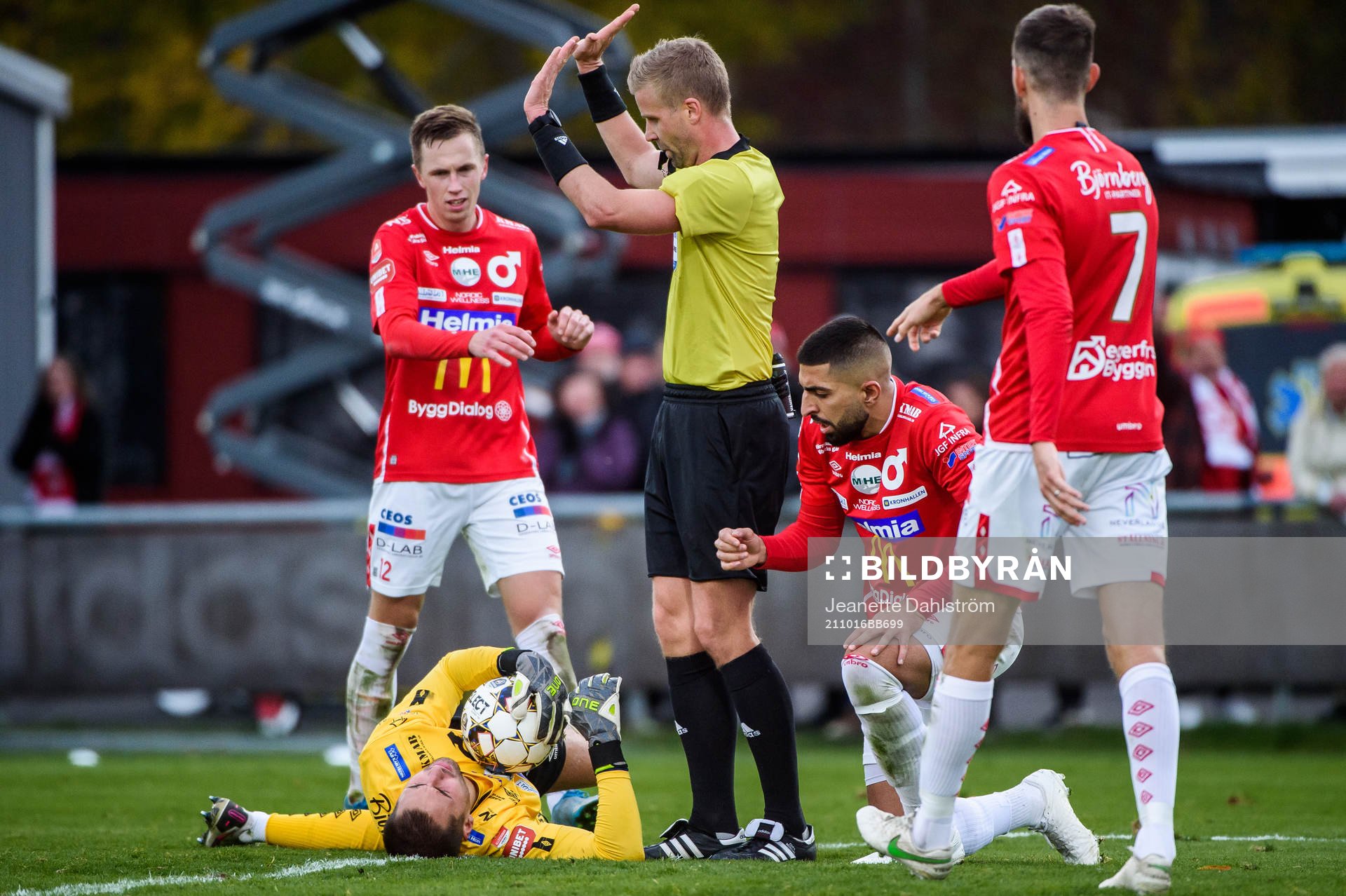 Degerfors målvakt Alfie Malik Whiteman har ont