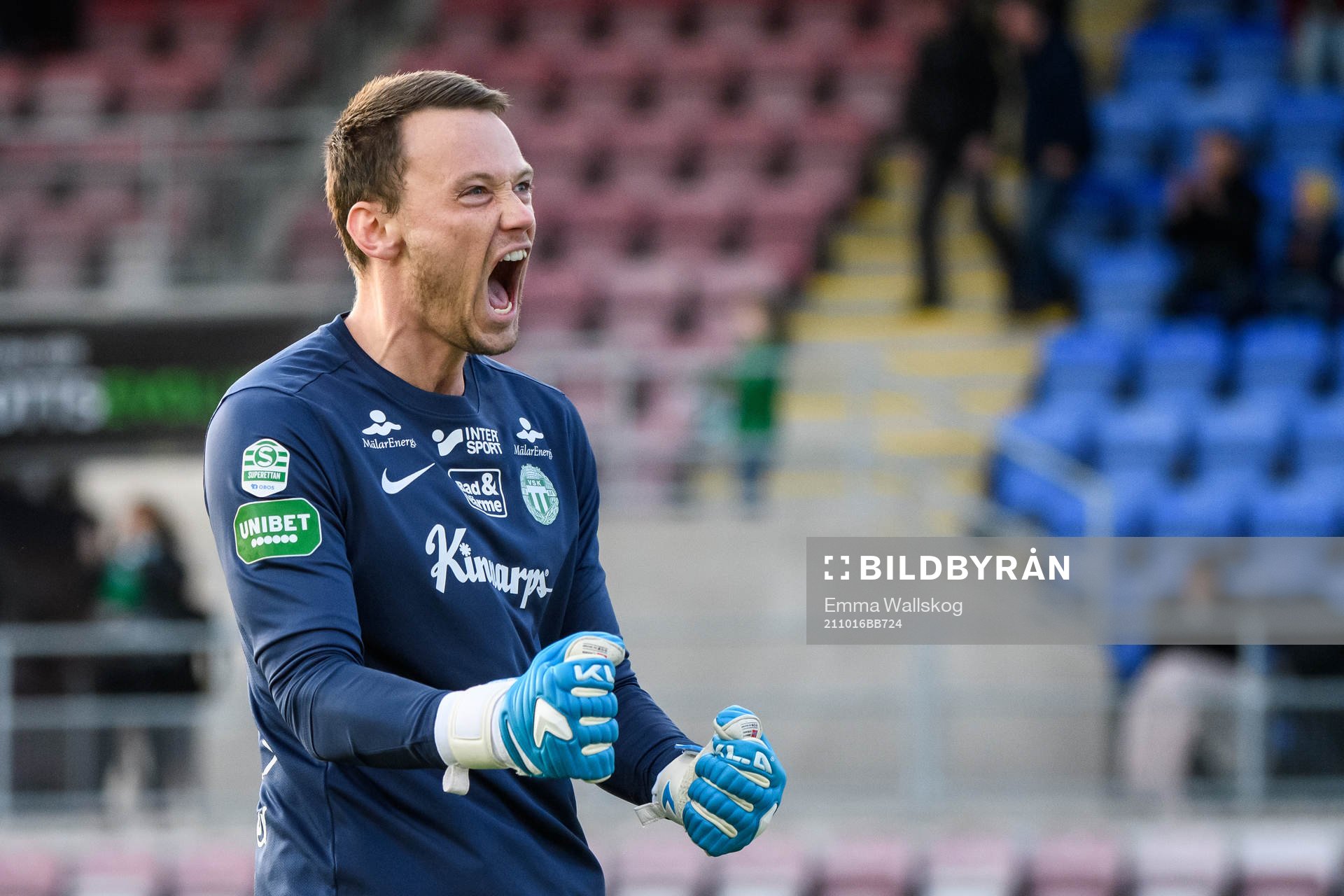 Västerås målvakt Anton Fagerström jublar