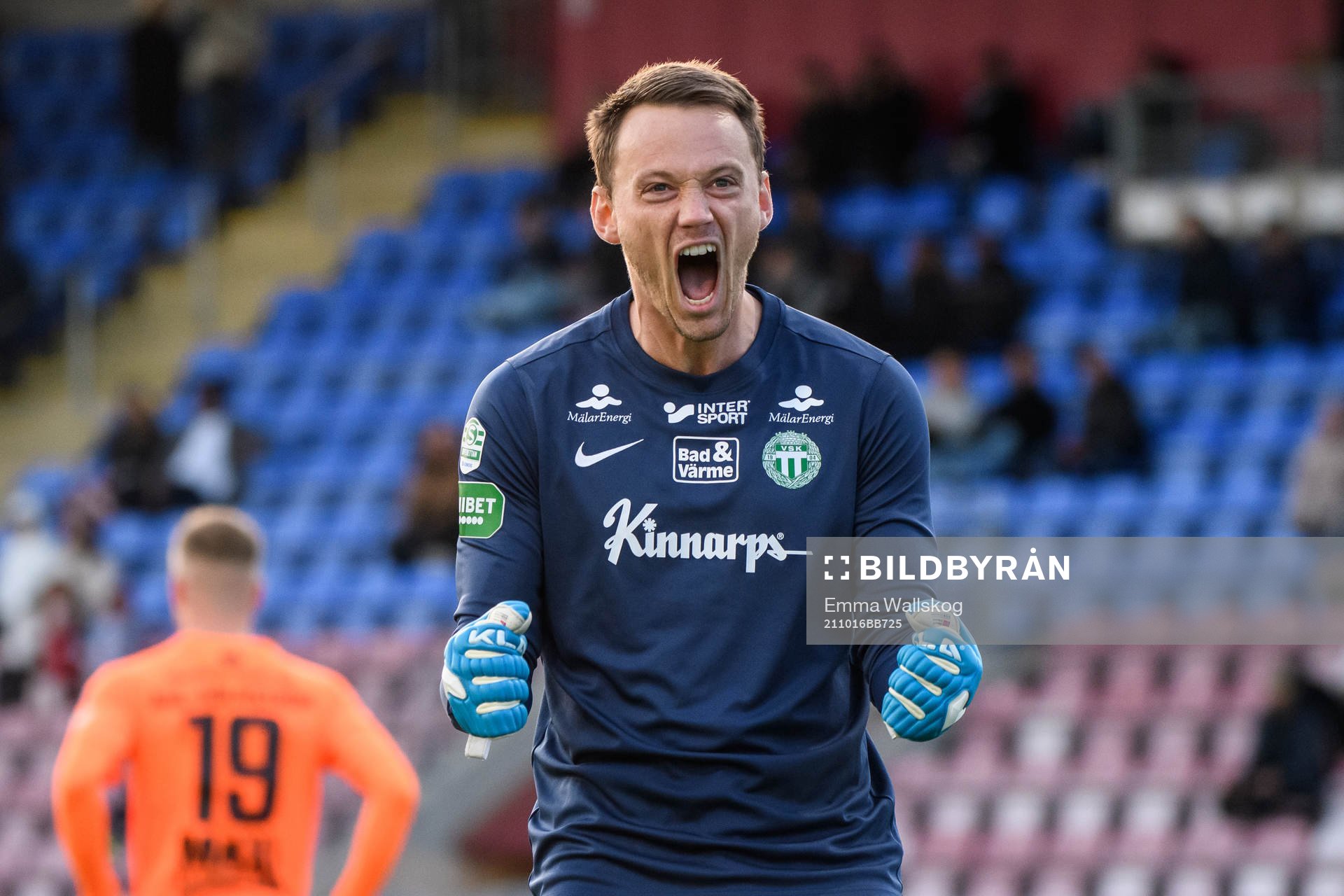 Västerås målvakt Anton Fagerström jublar efter fotbollsmatchen i Superettan mellan AFC Eskilstuna och Västerås SK den 16 oktober 2021 i Eskilstuna.