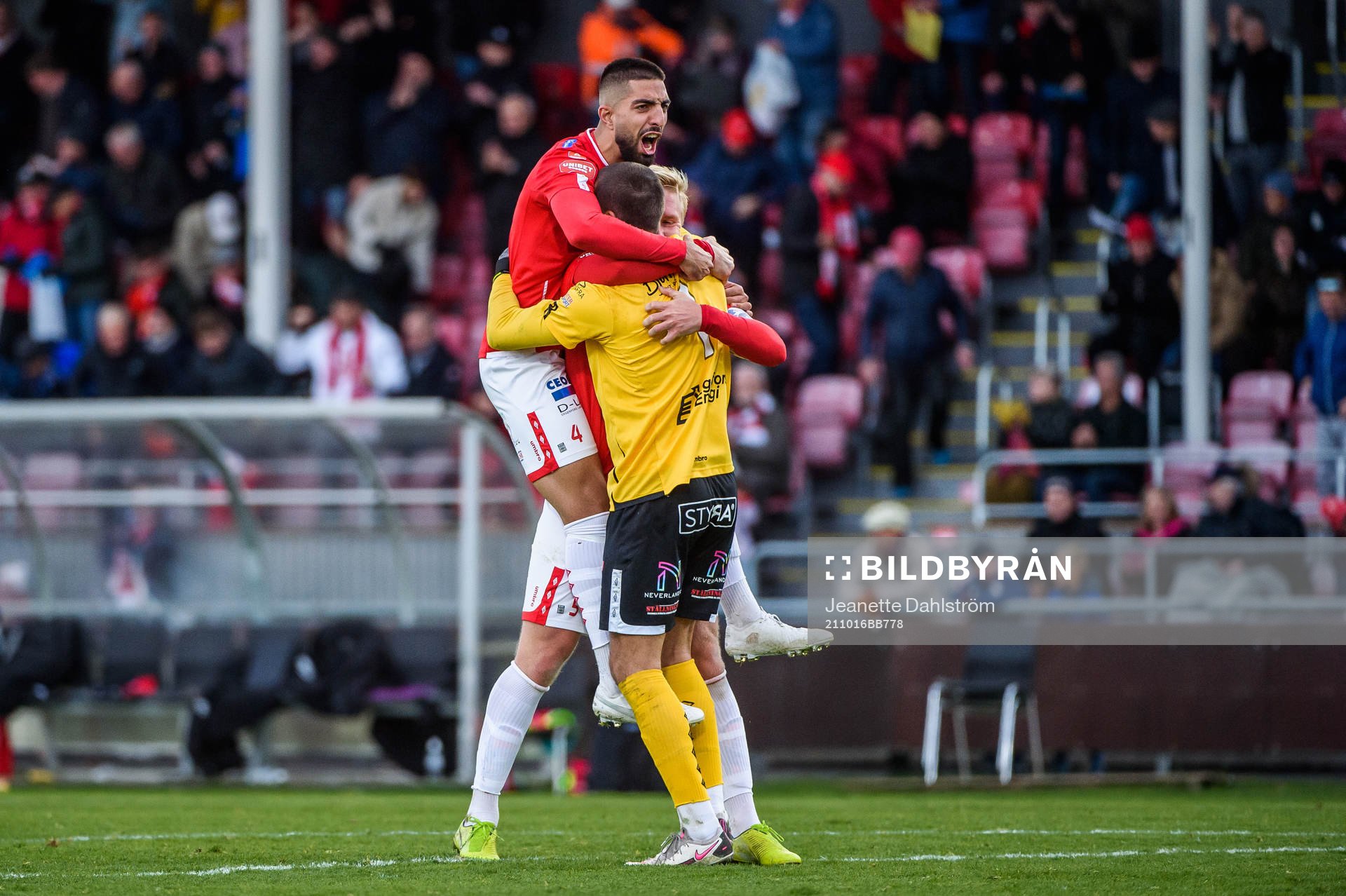 Degerfors Sean Sabetkar och målvakt Alfie Malik Whiteman