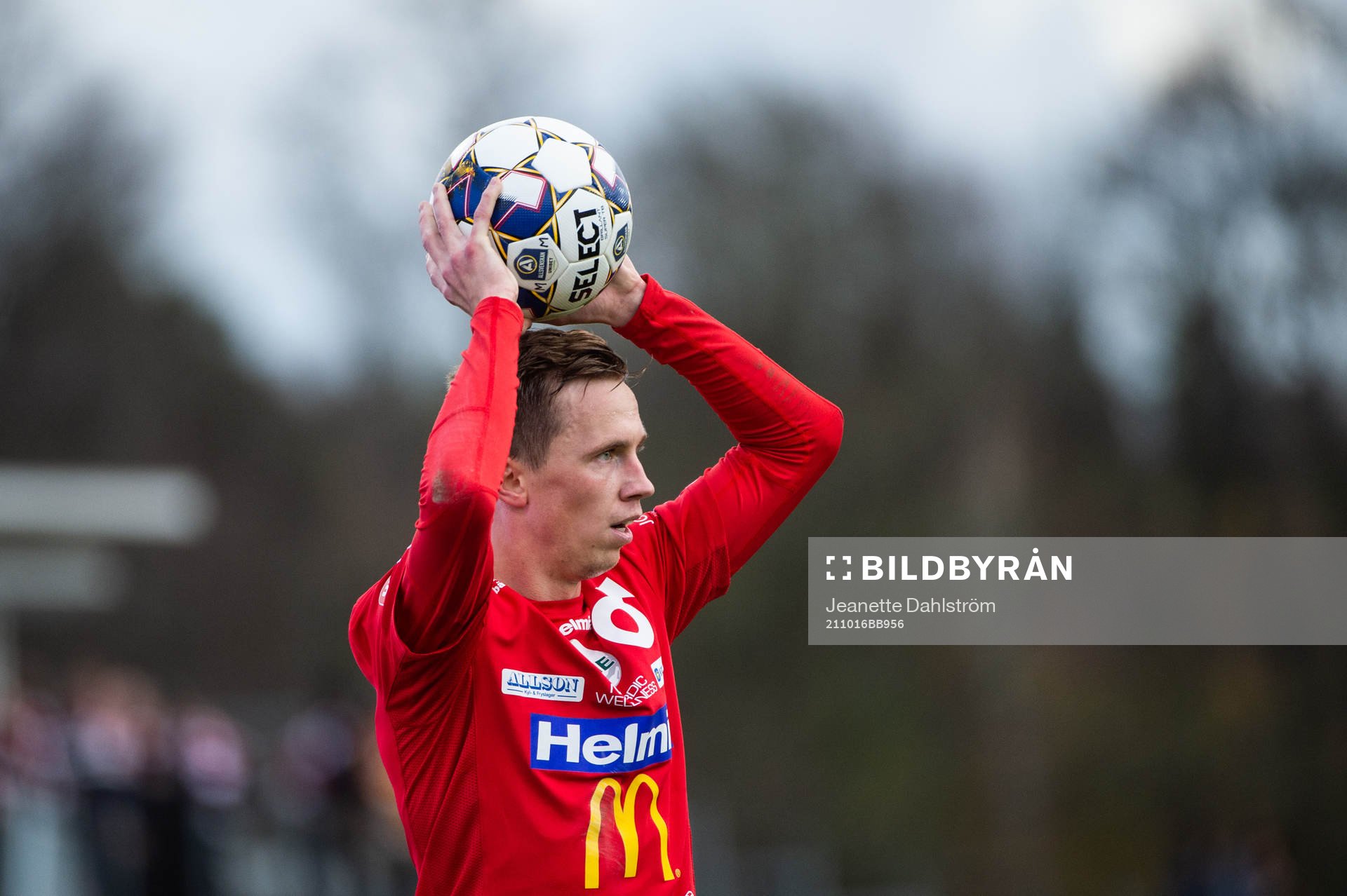 Degerfors Erik Lindell under fotbollsmatchen i Allsvenskan mellan Degerfors och Halmstad den 16 oktober 2021 i Degerfors. 