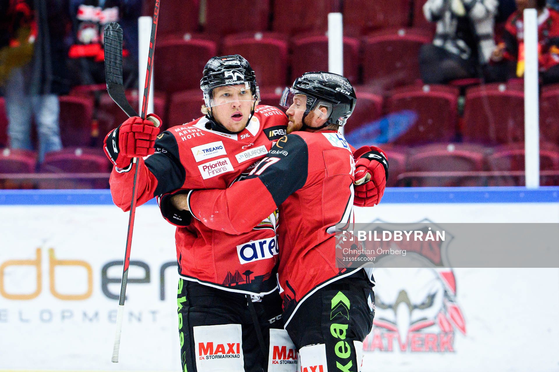 Malmö Redhawks Marcus Sylvegård och Joakim Ryan jublar