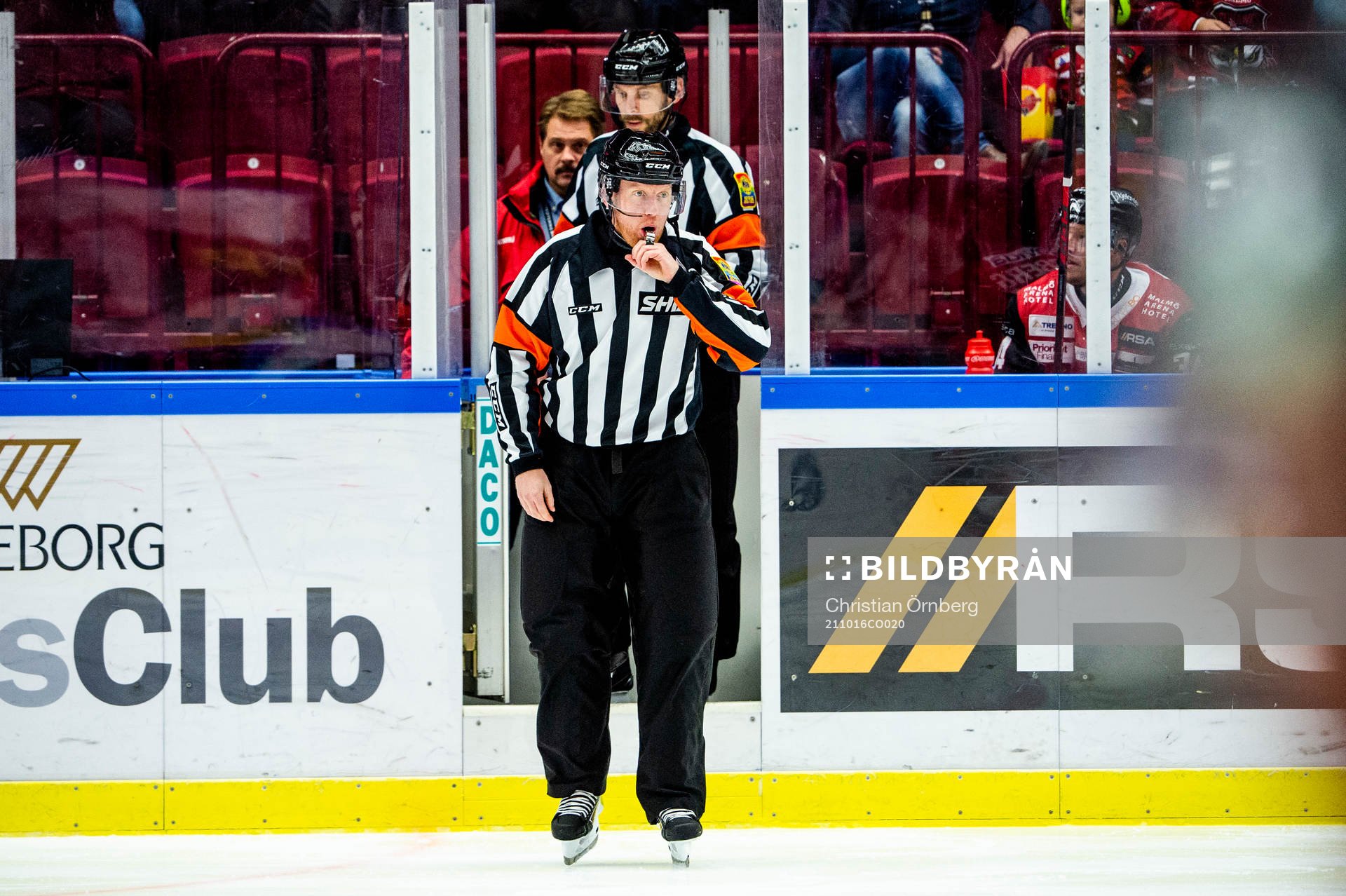 Domaren Mikael Holm ger Malmö Redhawks Carl Söderberg