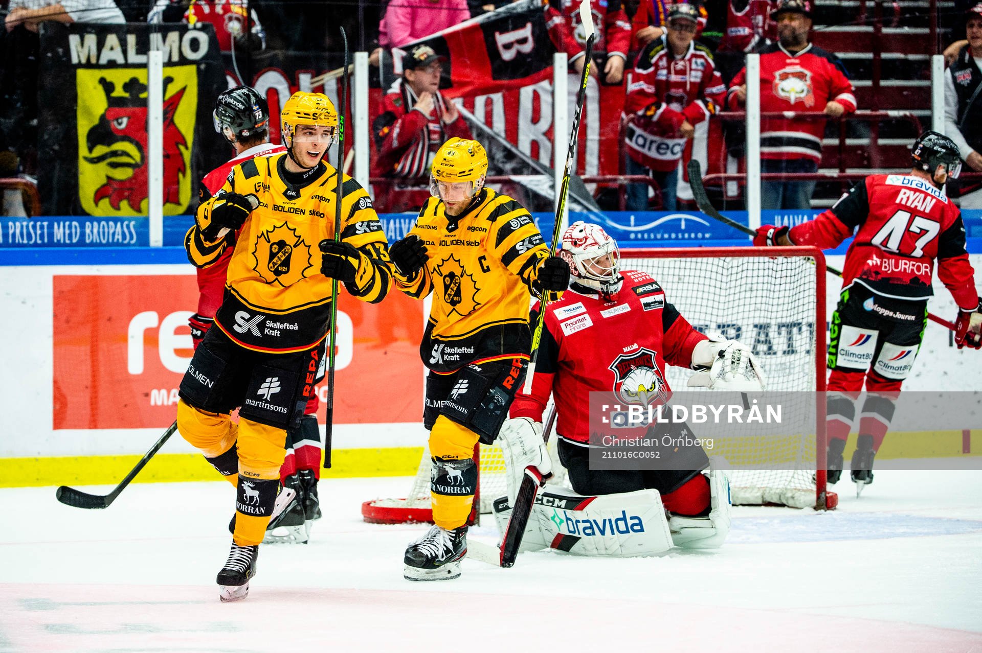 Skellefteås Stefan Loibl och Oscar Möller jublar
