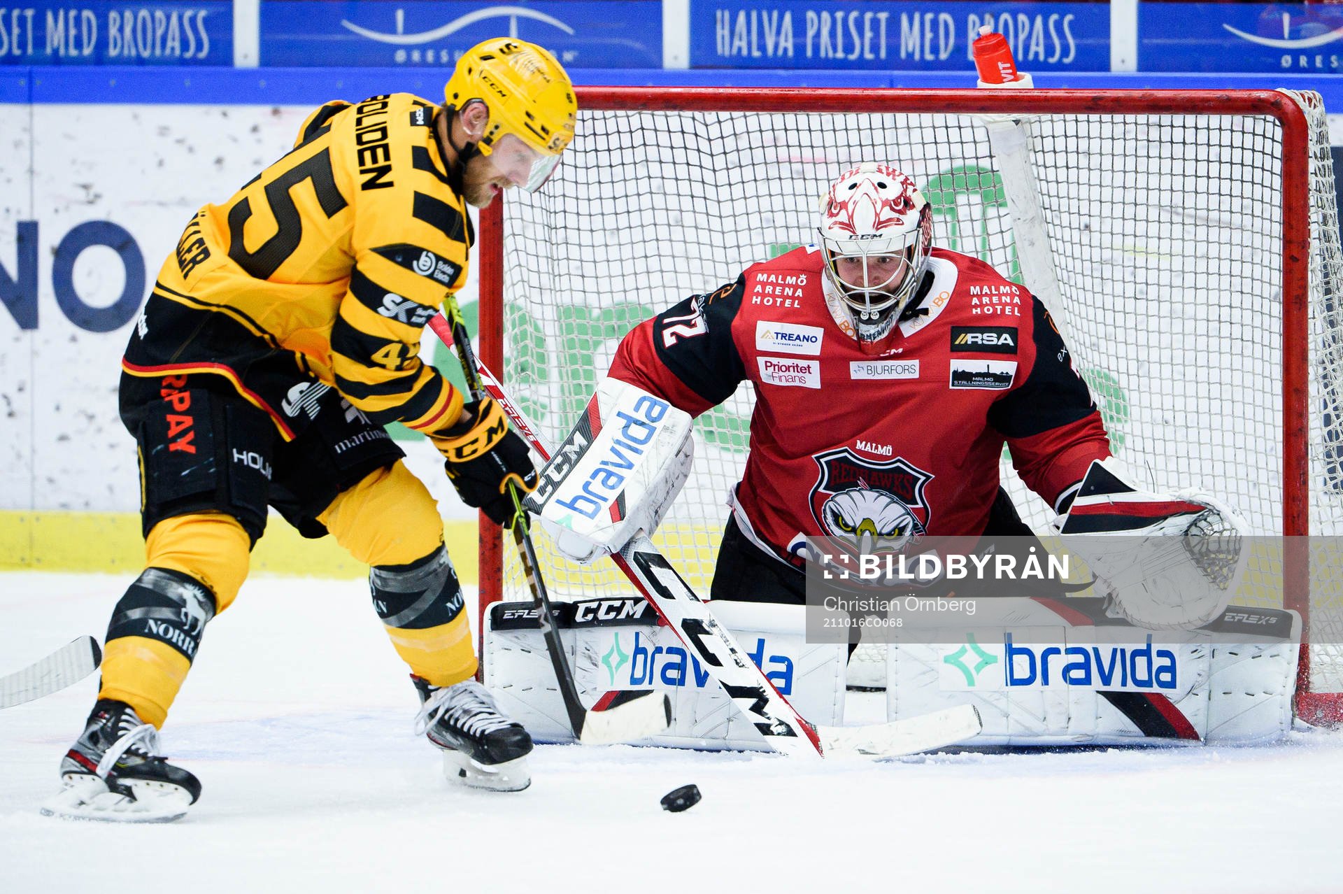 Skellefteås Oscar Möller och Malmö Redhawks målvakt