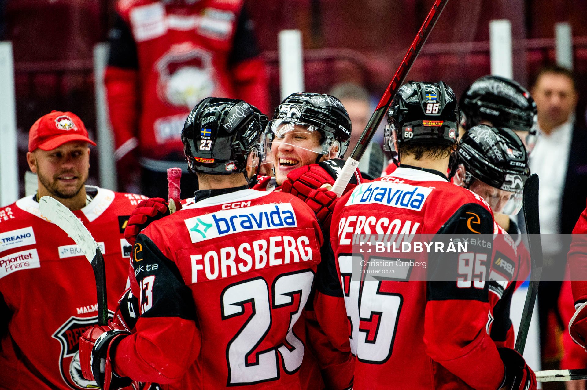 Malmö Redhawks Marcus Sylvegård jublar med lagkamraterna