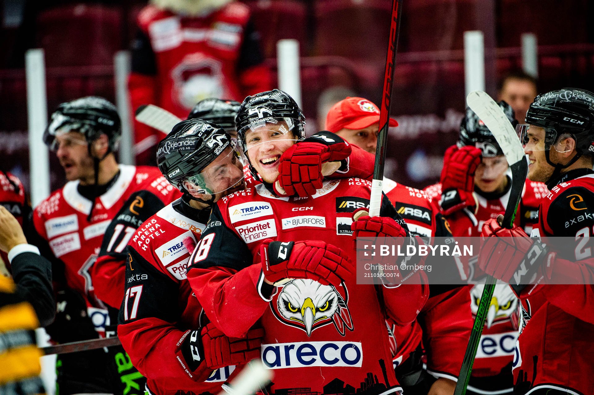 Malmö Redhawks Marcus Sylvegård jublar med lagkamraterna