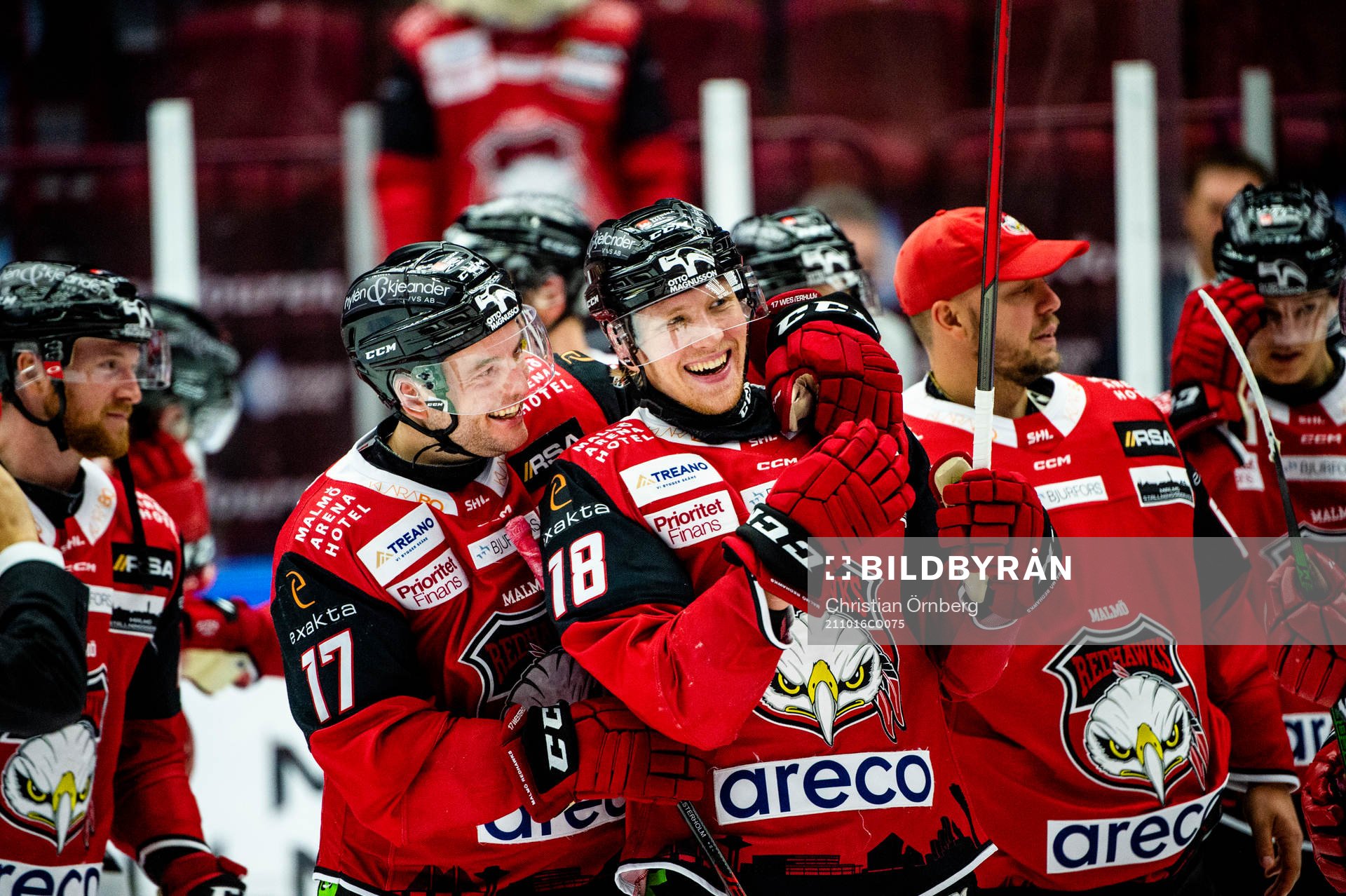 Malmö Redhawks Marcus Sylvegård jublar med lagkamraterna