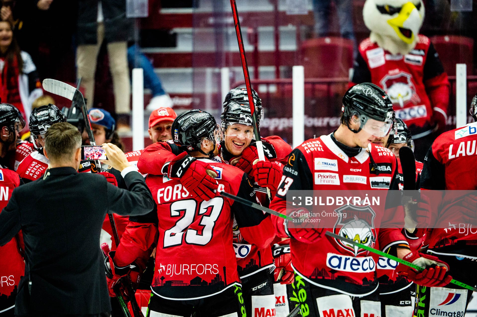 Malmö Redhawks Marcus Sylvegård jublar med lagkamraterna