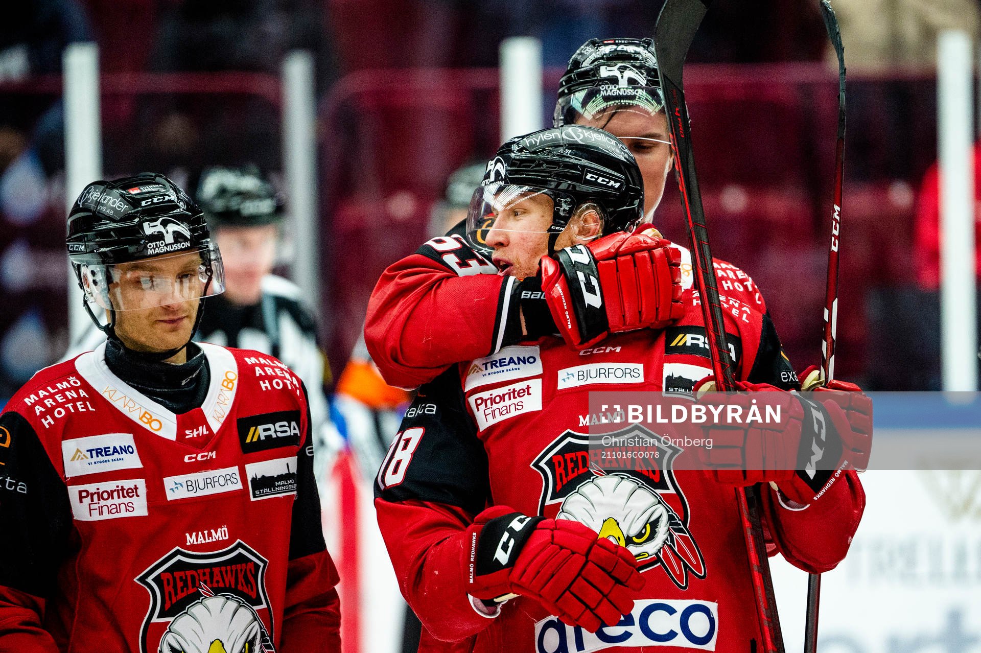 Malmö Redhawks Marcus Sylvegård jublar med lagkamraterna