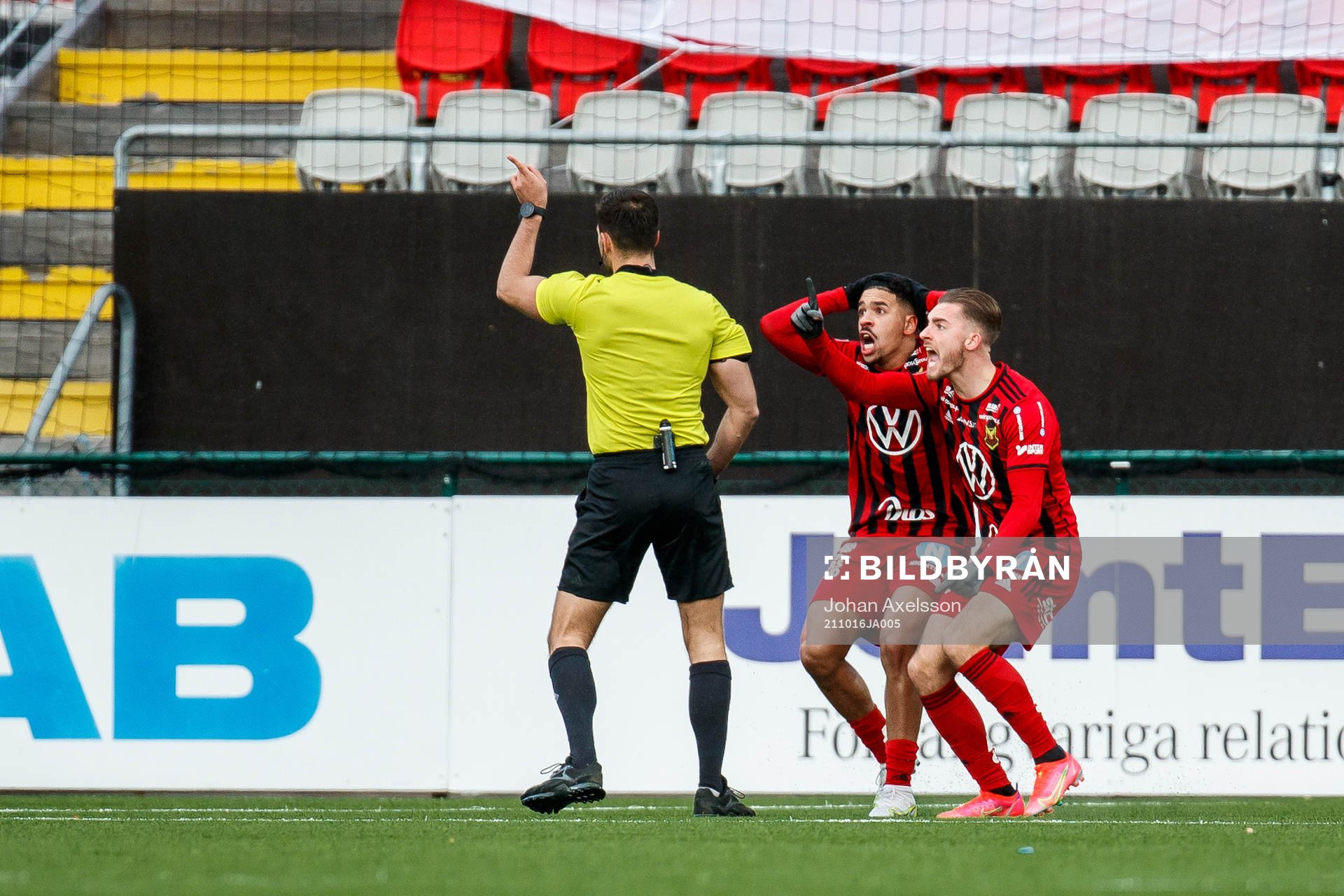 Östersunds Felix Hörberg och Marco Weymans reagerar mot