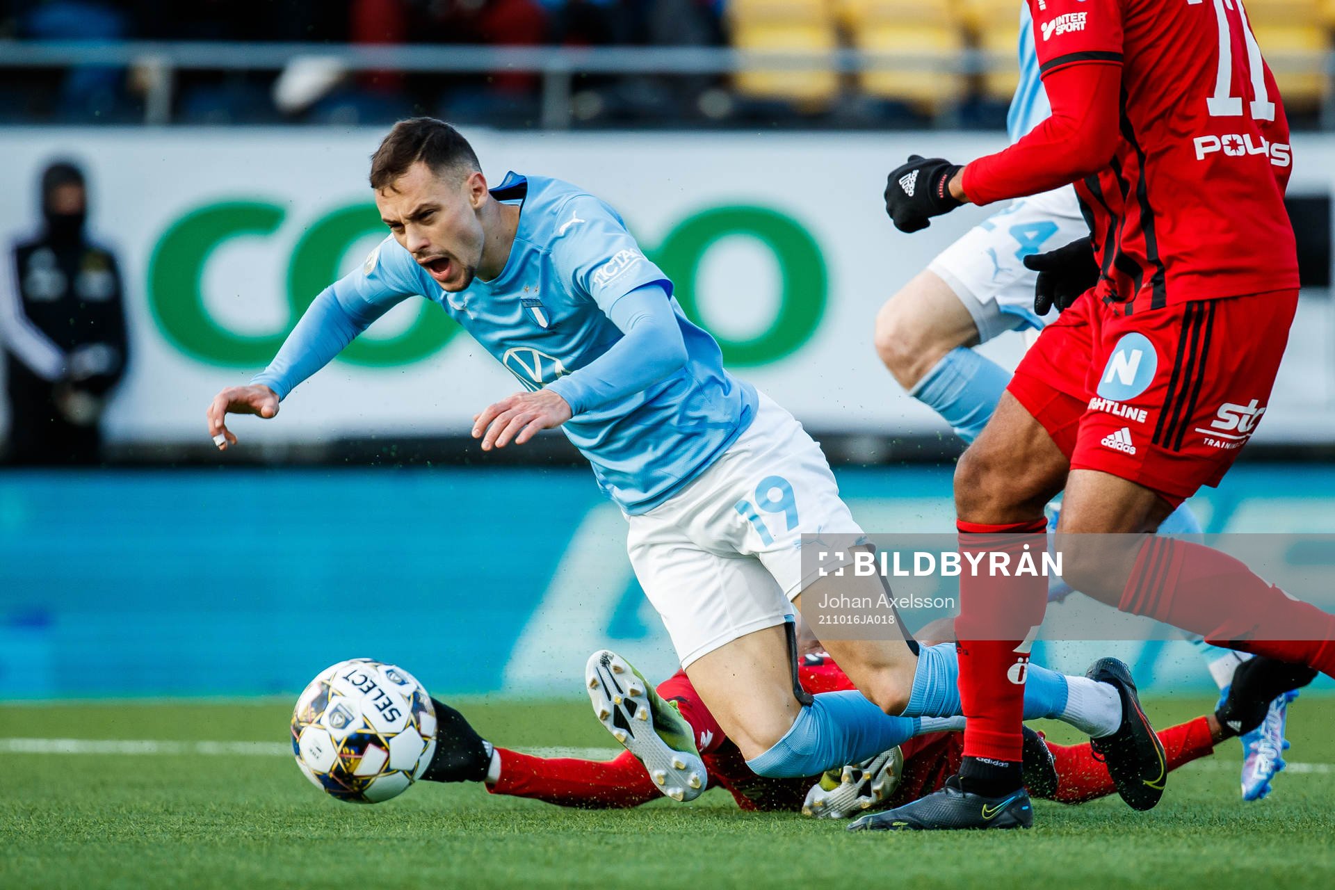 Malmö FFs Veljko Birmancevic faller i en duell med