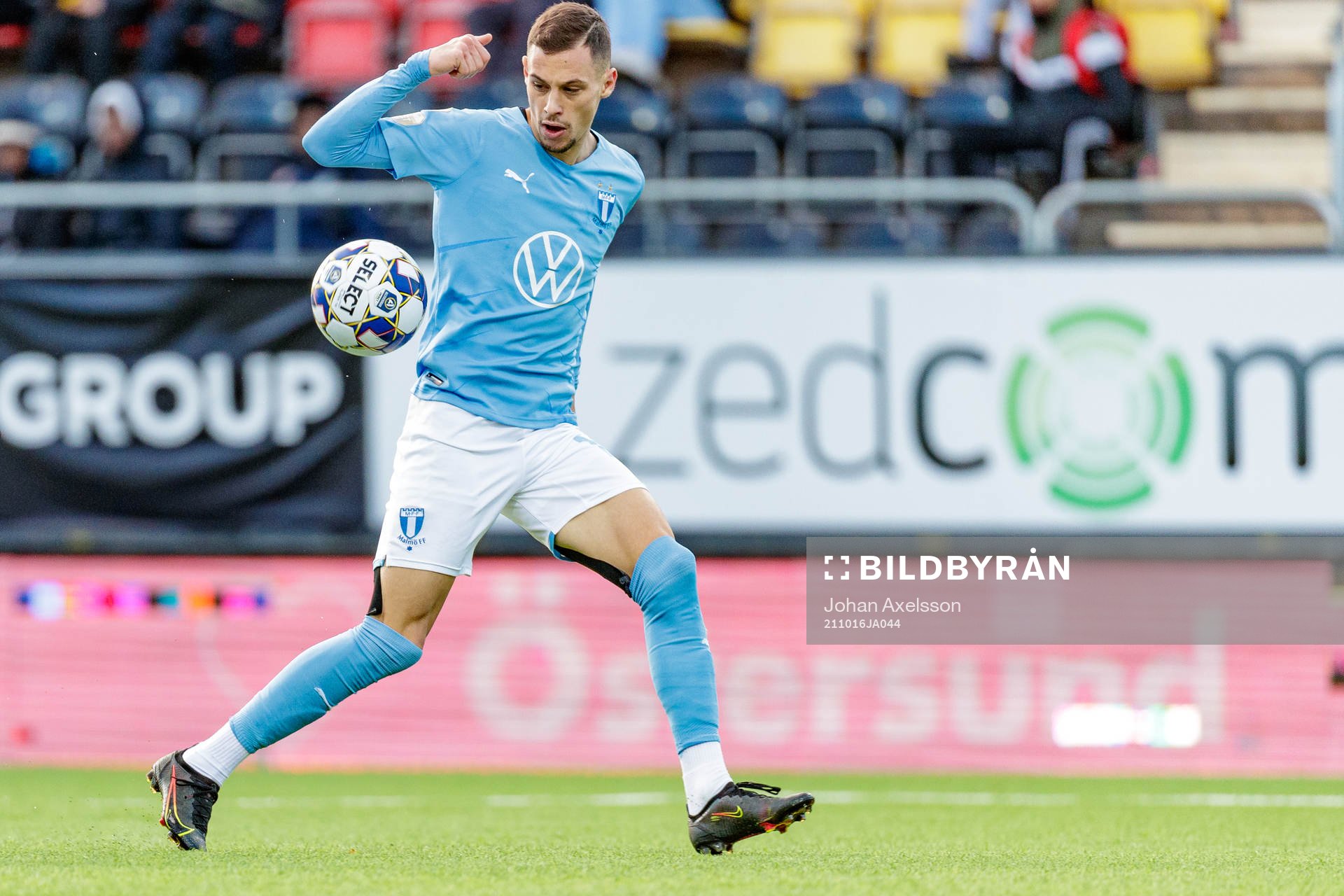Malmös Veljko Birmancevic  under fotbollsmatchen i Allsvenskan mellan Östersund och Malmö FF den 16 oktober 2021 i Östersund. 
