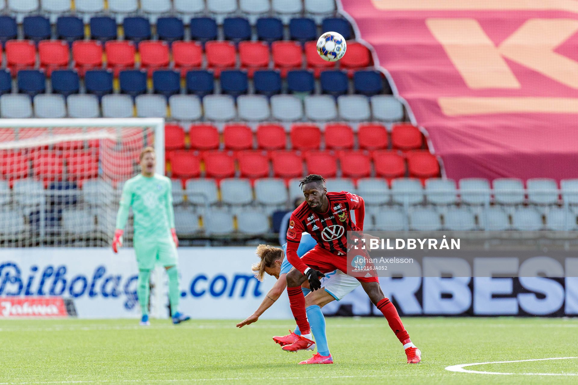 Östersunds Blair Turgott i kamp med Malmös Eric Larsson under fotbollsmatchen i Allsvenskan mellan Östersund och Malmö FF den 16 oktober 2021 i Östersund.