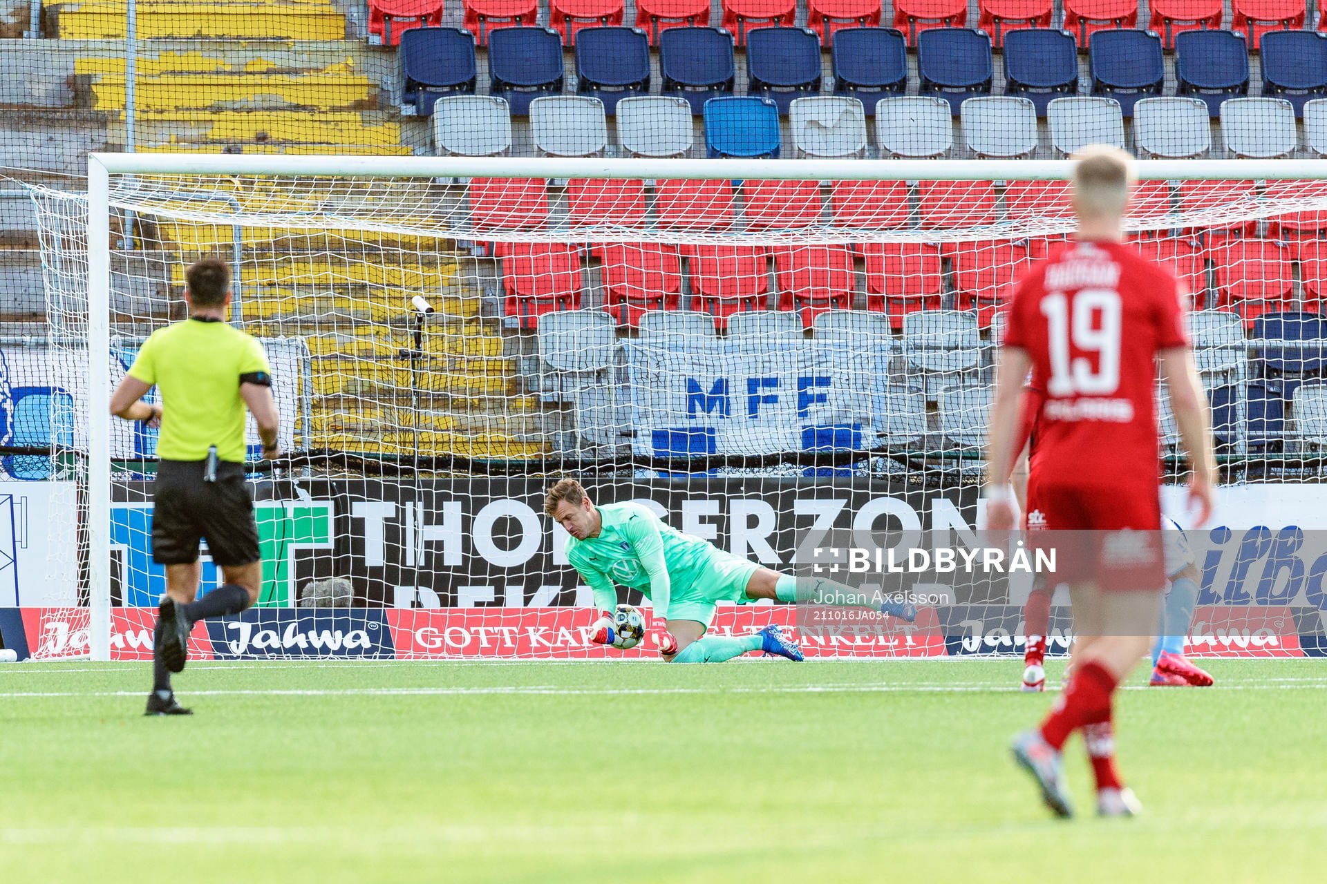 Malmös målvakt Johan Dahlin med en räddning