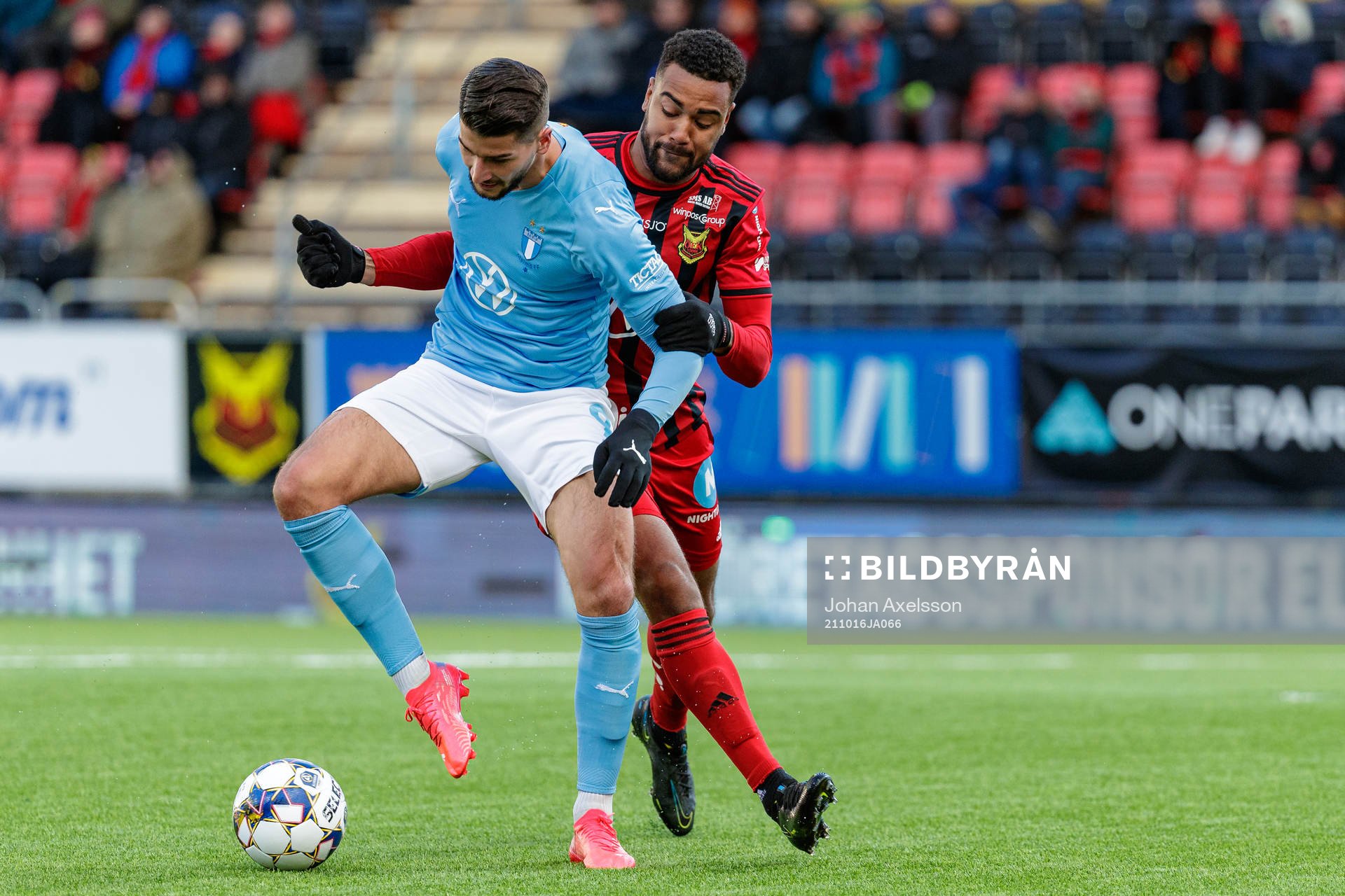 Malmös Antonio Colak i kamp med Östersunds Noah Sonko Sundberg under fotbollsmatchen i Allsvenskan mellan Östersund och Malmö FF den 16 oktober 2021 i Östersund.