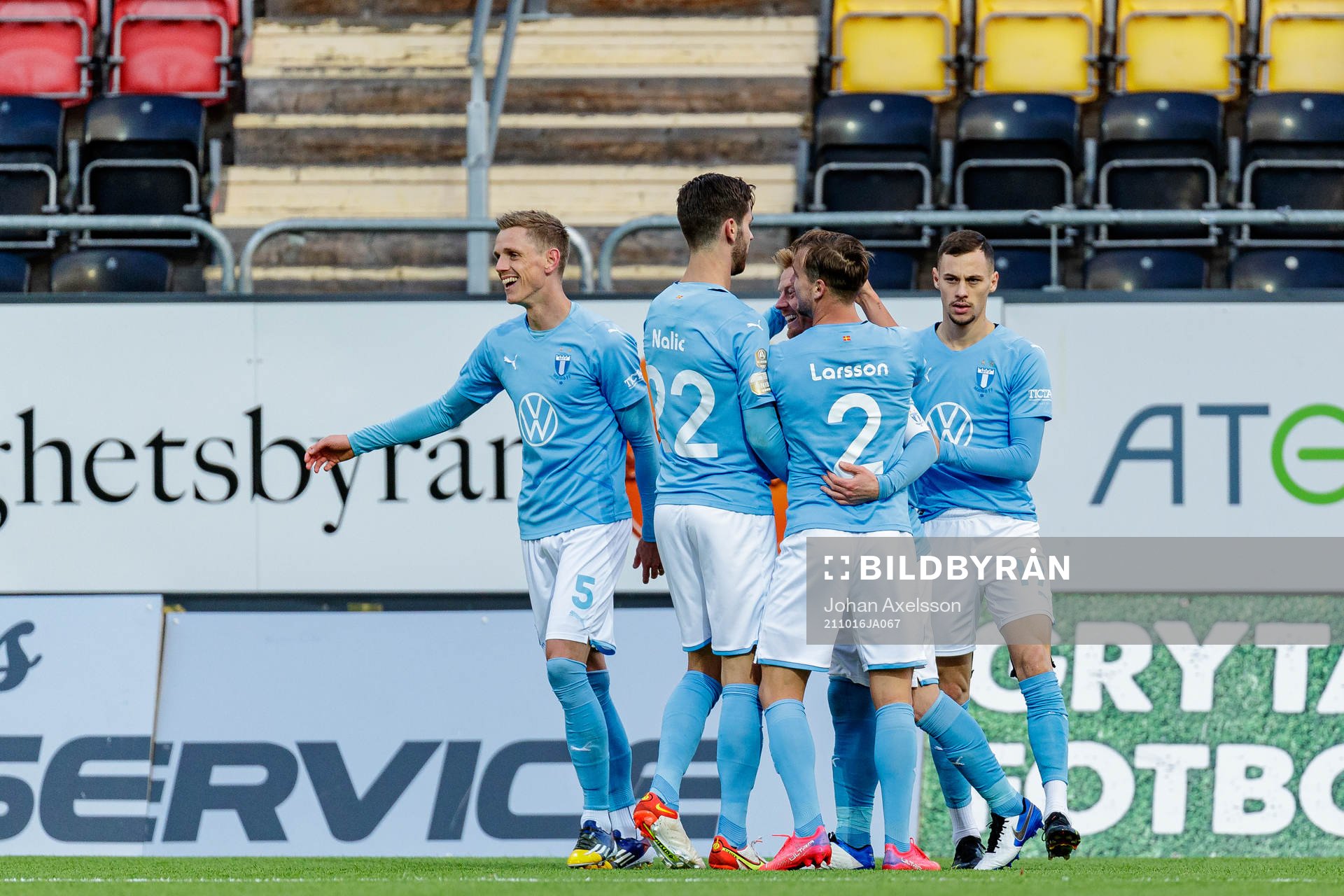 Malmö FFs spelare jublar med Anders Christiansen
