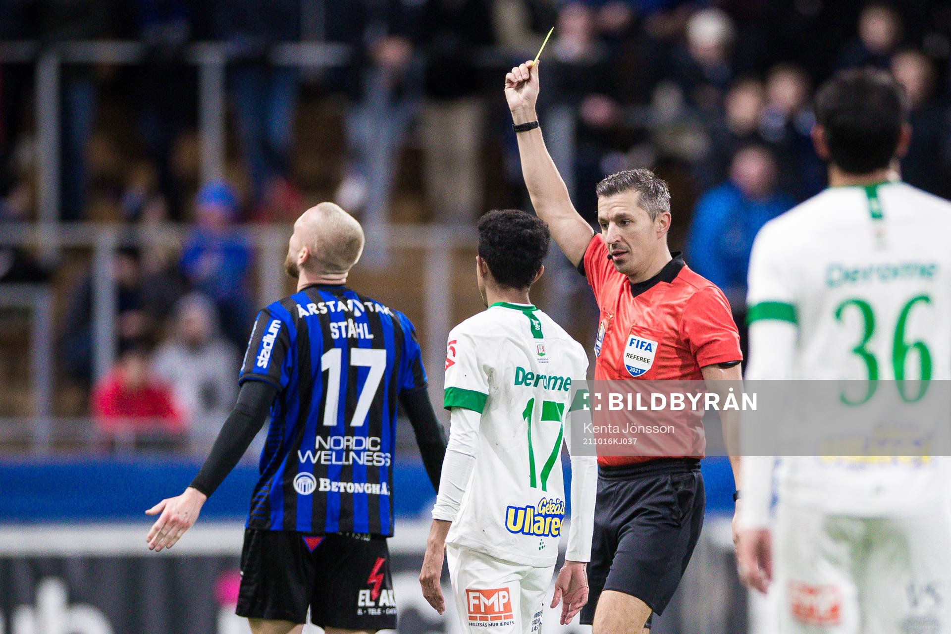 Sirius Adam Ståhl får ett gult kort av domare Bojan