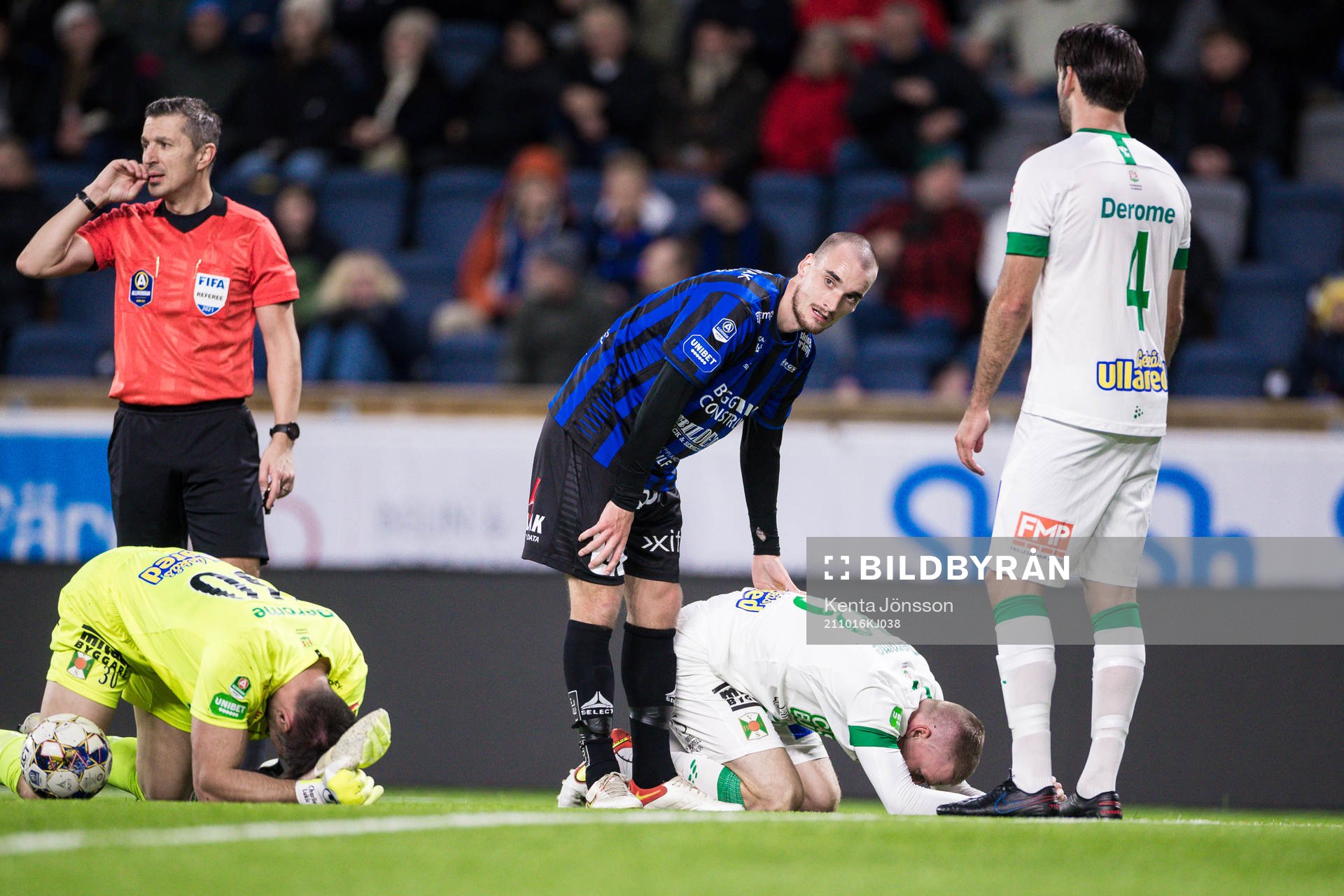  Varbergs målvakt Stojan Lukic och Anton Liljenbäck har ont efter en kollision under fotbollsmatchen i Allsvenskan mellan Sirius och Varberg den 16 oktober 2021 i Uppsala. 