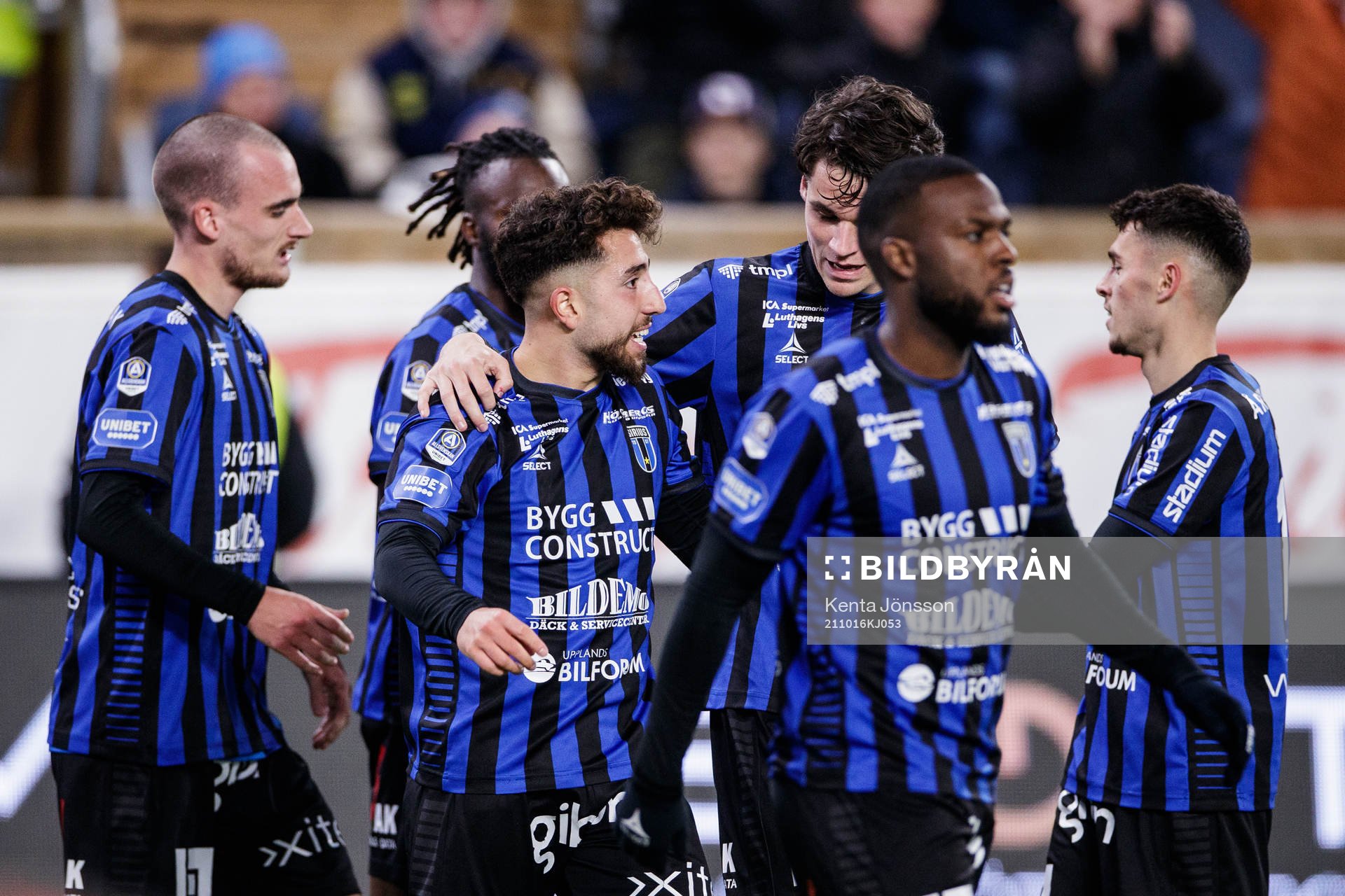 Sirius Moustafa Zeidan och Jamie Roche jublar efter att Adam Hellborg (v) gjort 2-1 under fotbollsmatchen i Allsvenskan mellan Sirius och Varberg den 16 oktober 2021 i Uppsala. 