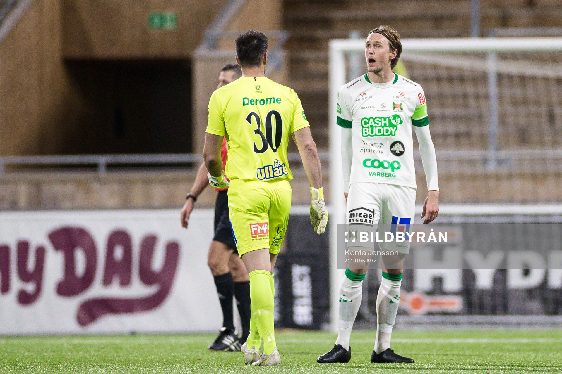 Varbergs målvakt Stojan Lukic och Joakim Lindner deppar