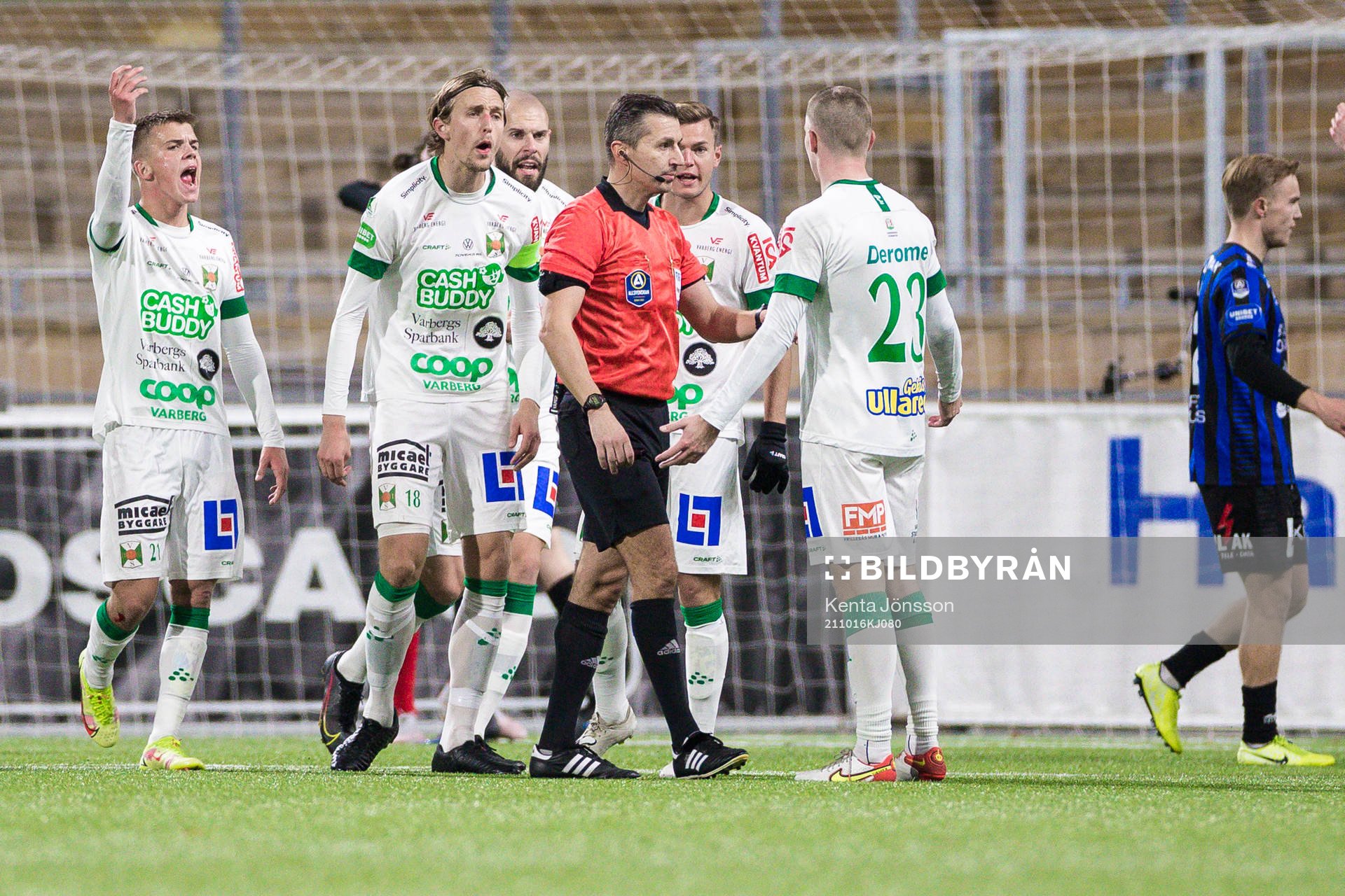 Varbergs Victor Karlsson och Joakim Lindner reagerar mot