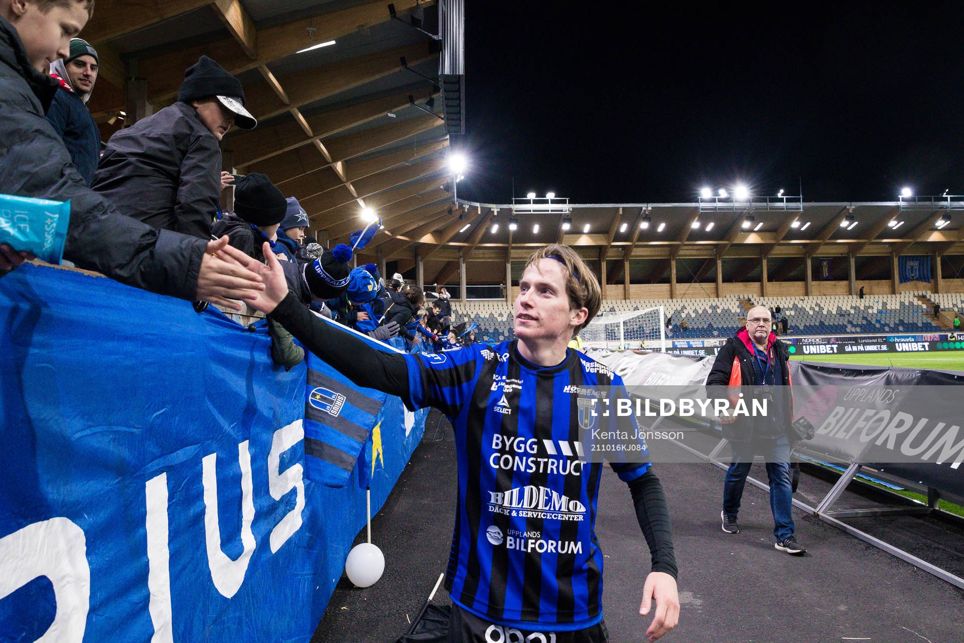 Sirius Laorent Shabani jublar med supportrar