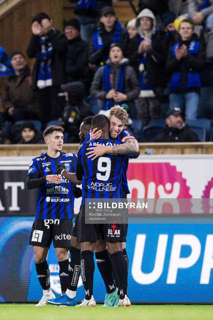 Sirius Marcus Mathisen jublar med Christian Kouakou efter 1-0 under fotbollsmatchen i Allsvenskan mellan Sirius och Varberg den 16 oktober 2021 i Uppsala.