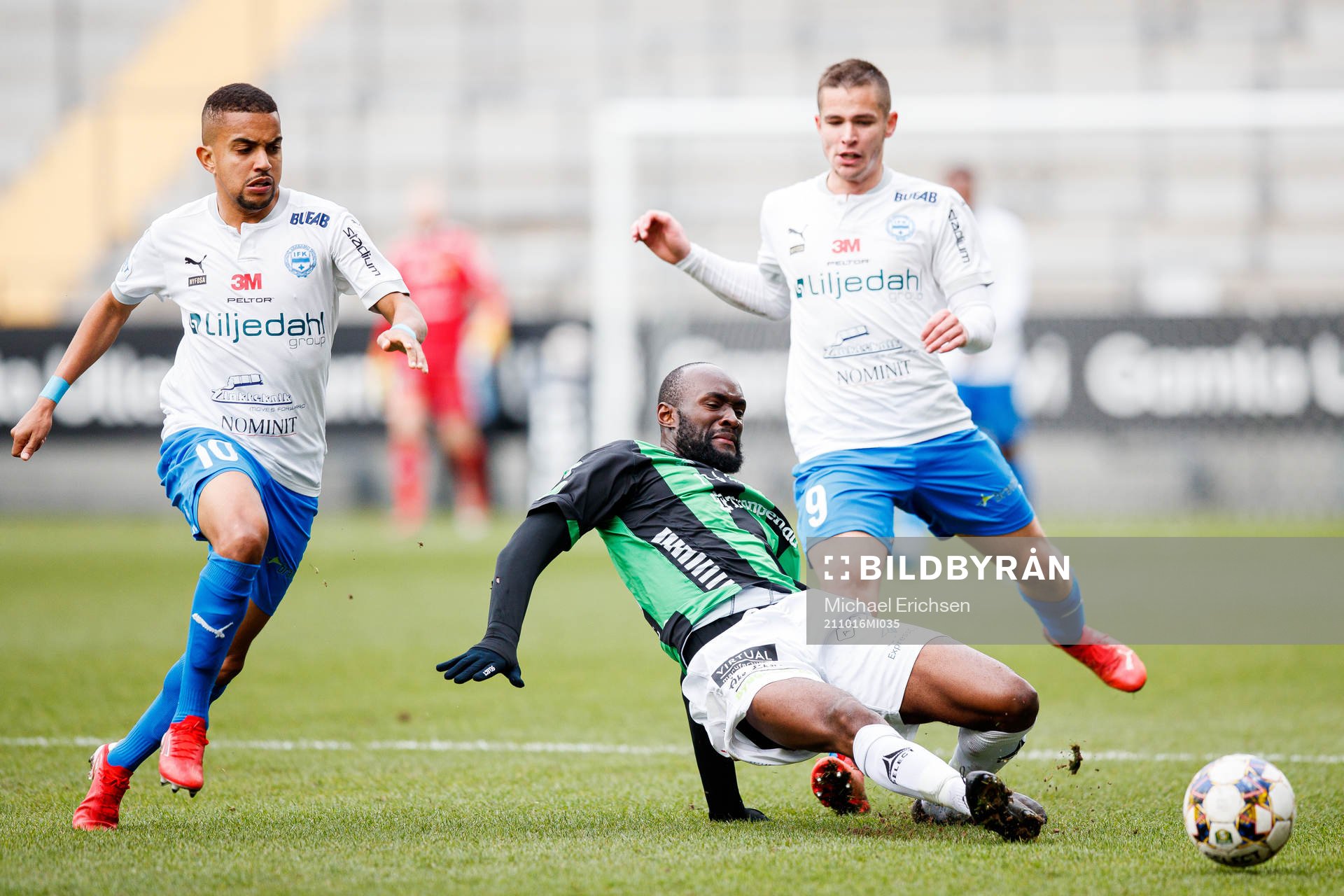 Värnamos Erick Brendon och Oscar Johansson i en kamp mot GAIS Boris Lumbana under fotbollsmatchen i Superettan mellan GAIS och Värnamo den 16 oktober 2021 i Göteborg. 