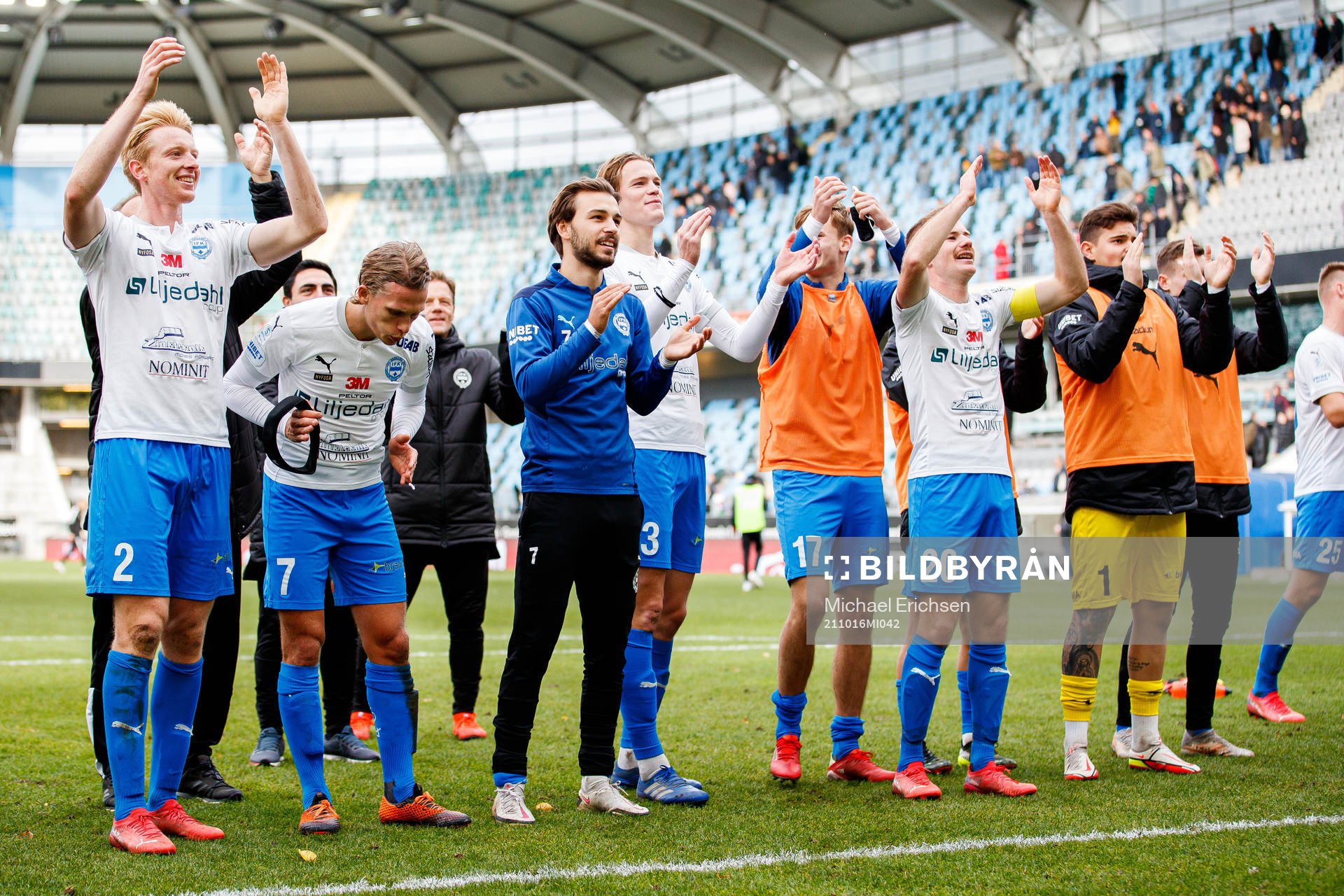 Värnamos spelare jublar efter fotbollsmatchen i Superettan mellan GAIS och Värnamo den 16 oktober 2021 i Göteborg. 