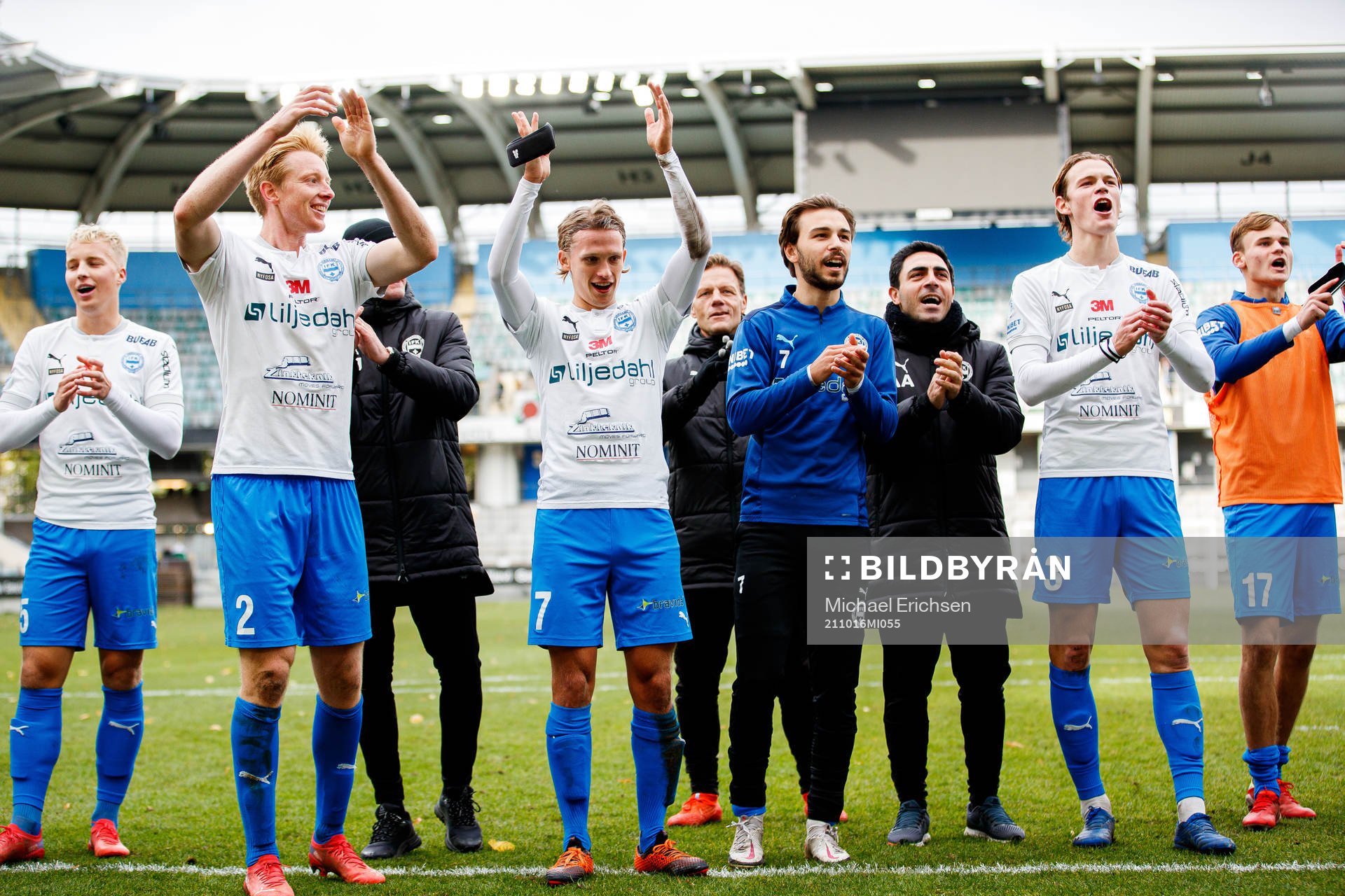 Värnamos spelare jublar efter fotbollsmatchen i Superettan mellan GAIS och Värnamo den 16 oktober 2021 i Göteborg. 