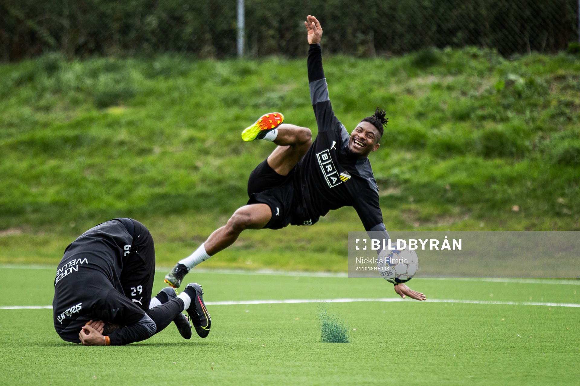 Häckens målvakt Jonathan Ursin Rasheed och Franklin Tebo