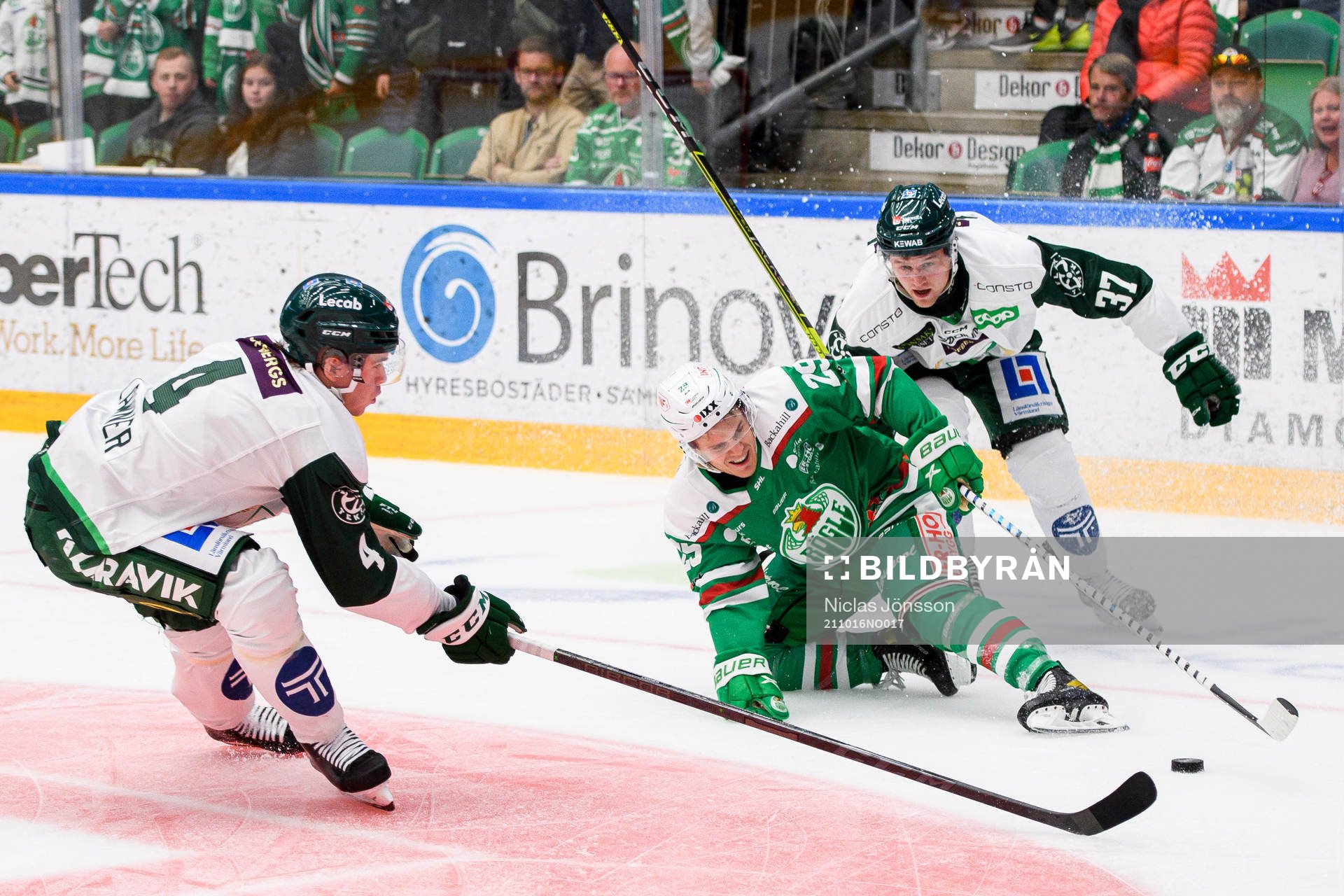 Rögles Tyler Kelleher i en kamp mot Färjestads Oscar